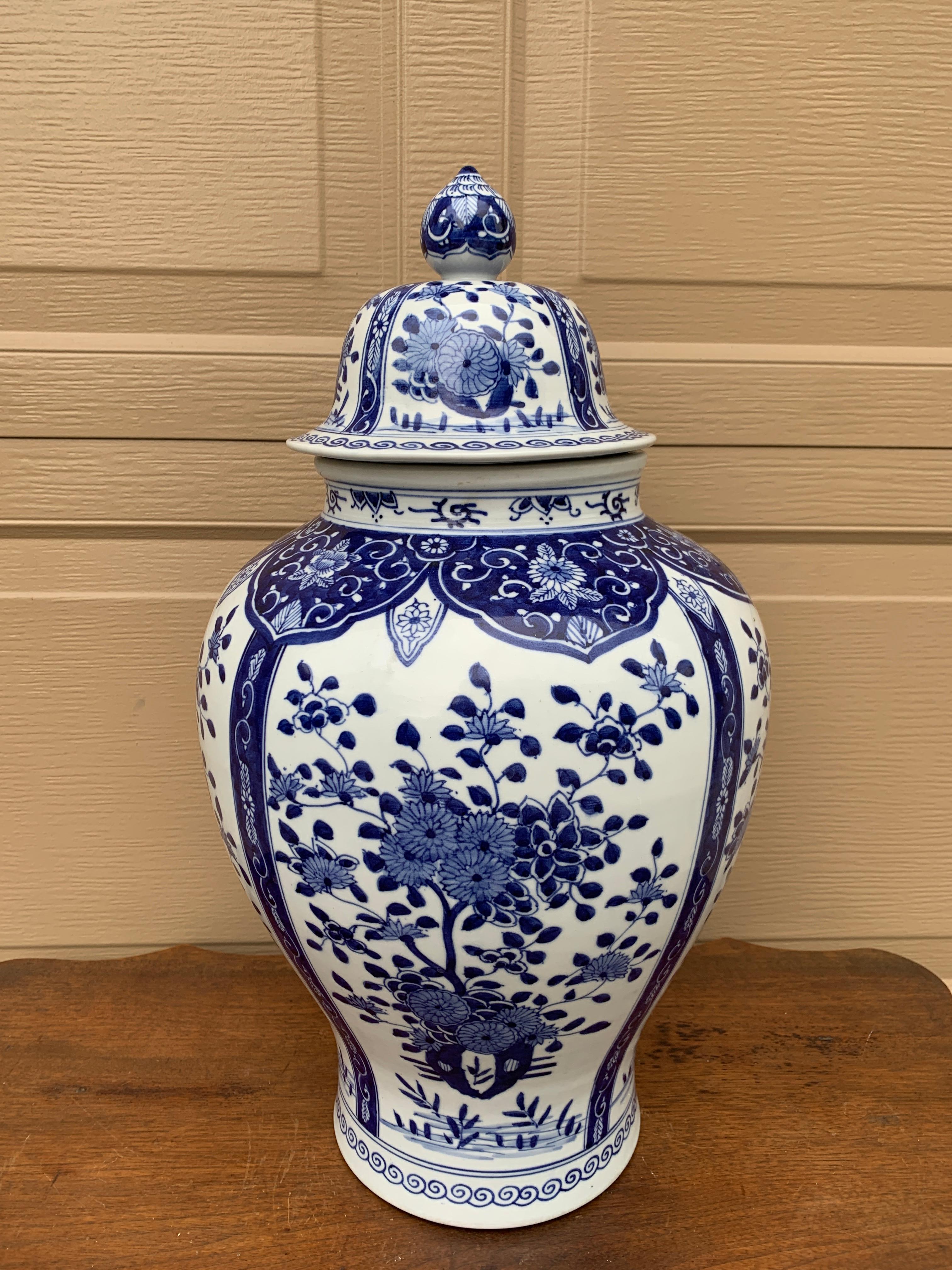 Chinoiserie Large Blue and White Porcelain Ginger Jars, Pair 7