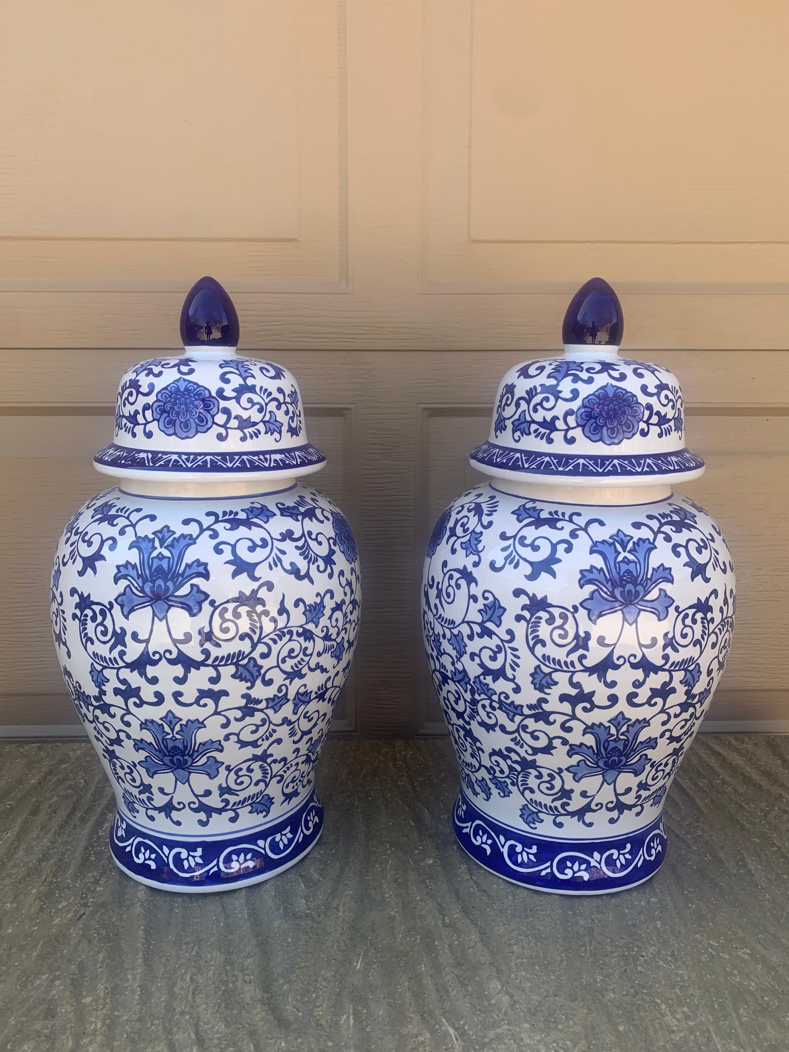 Una bella coppia di grandi vasi da zenzero rivestiti in porcellana bianca e blu Chinoiserie o vasi da tempio

Cina, fine del XX secolo

Misure: 9ʺW × 9ʺD × 19ʺH.

Condizioni vintage molto buone.