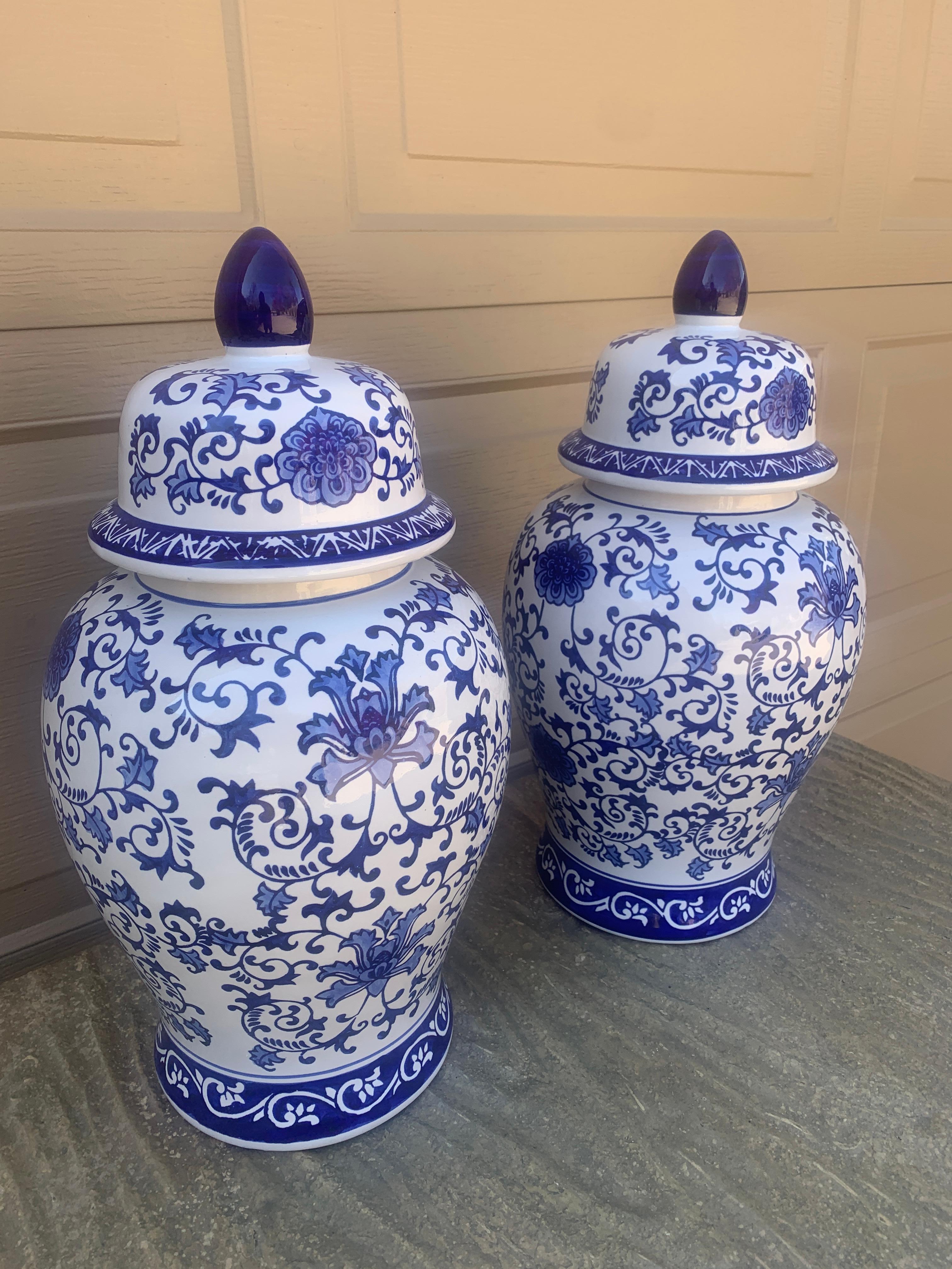 Cinese Grandi barattoli di zenzero in porcellana bianca e blu, coppia Chinoiserie in vendita