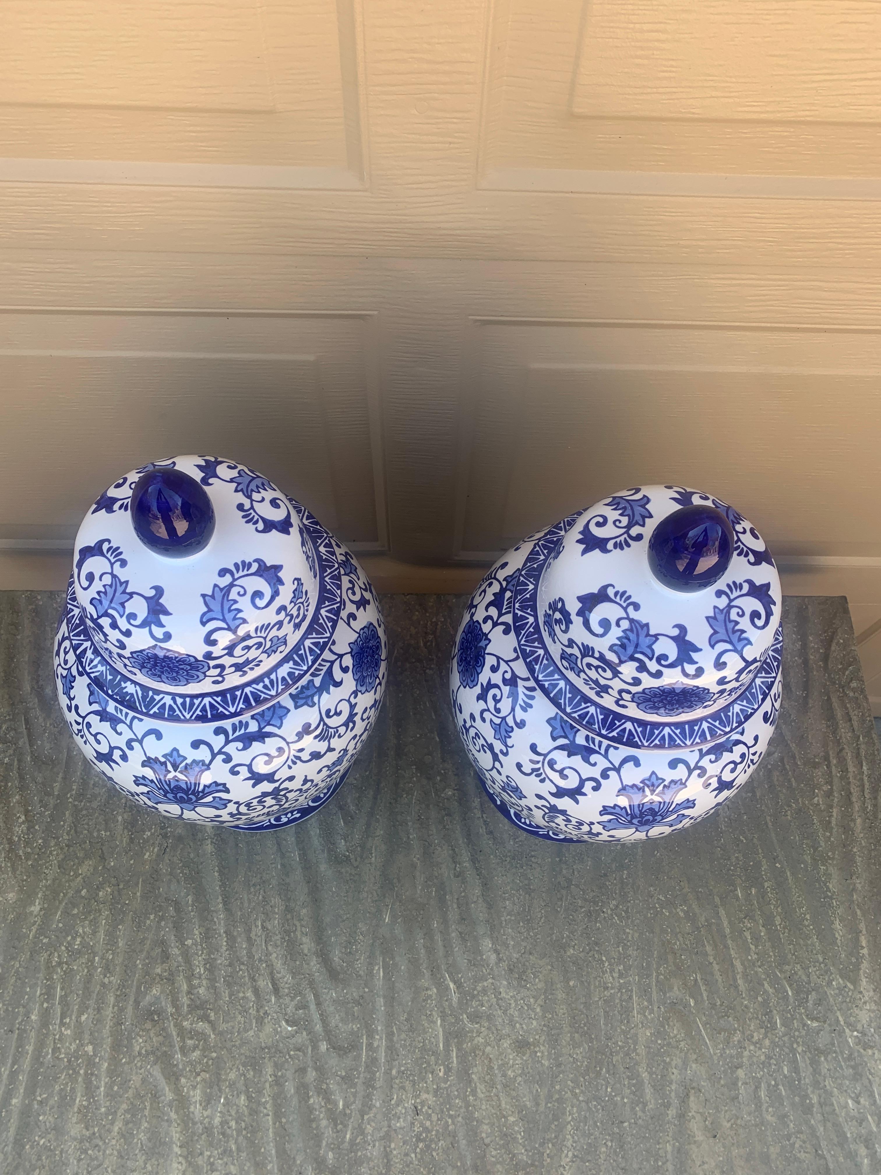 Grandi barattoli di zenzero in porcellana bianca e blu, coppia Chinoiserie In condizioni buone in vendita a Elkhart, IN