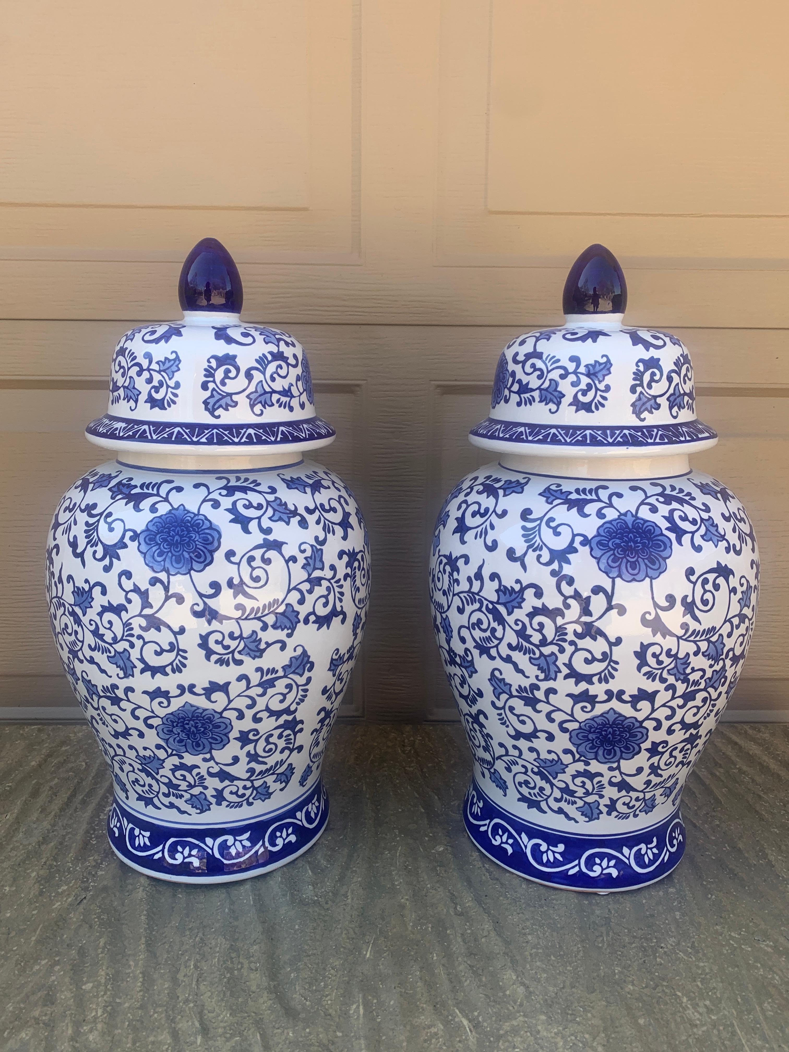 XX secolo Grandi barattoli di zenzero in porcellana bianca e blu, coppia Chinoiserie in vendita