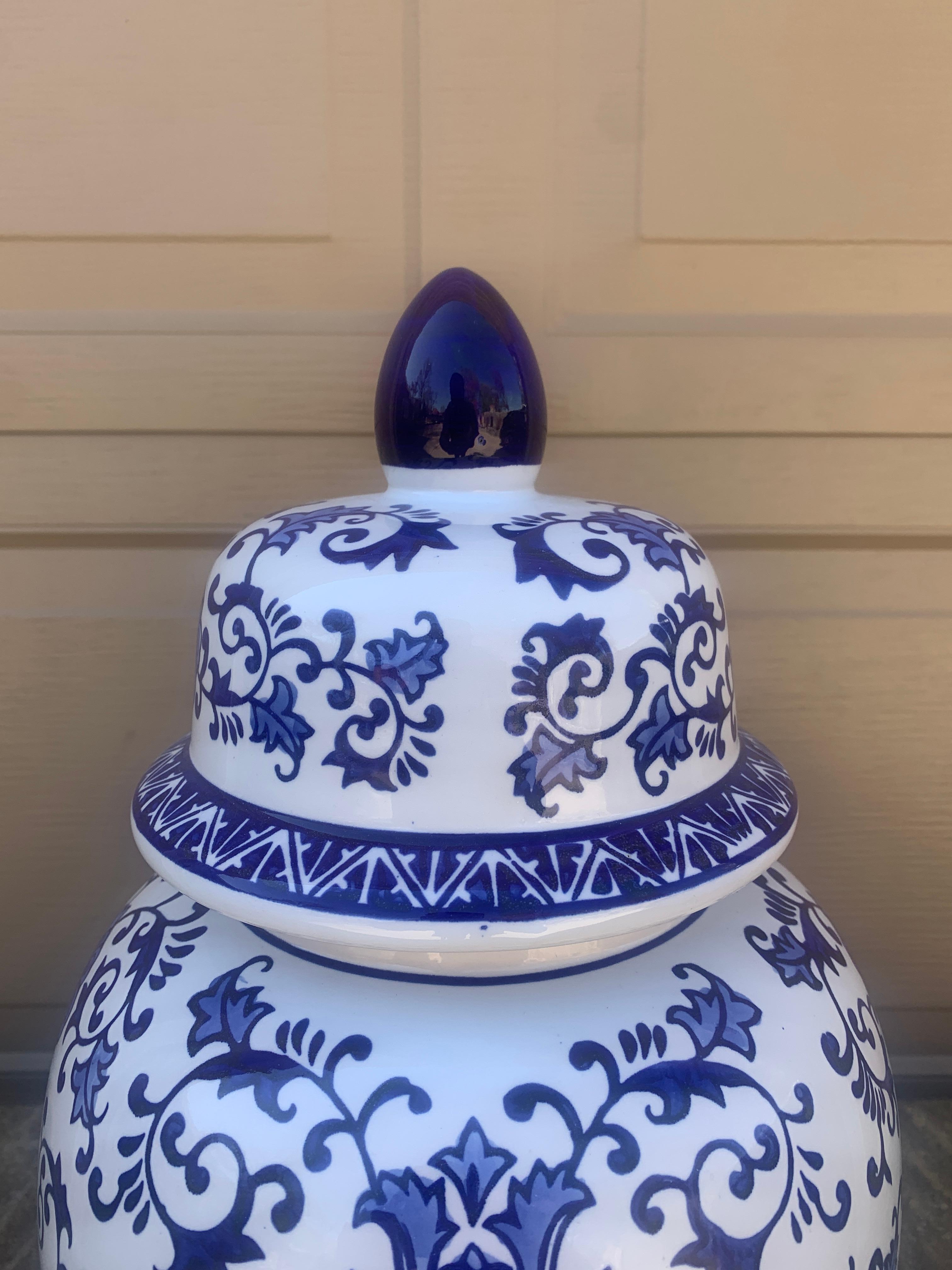 Porcellana Grandi barattoli di zenzero in porcellana bianca e blu, coppia Chinoiserie in vendita