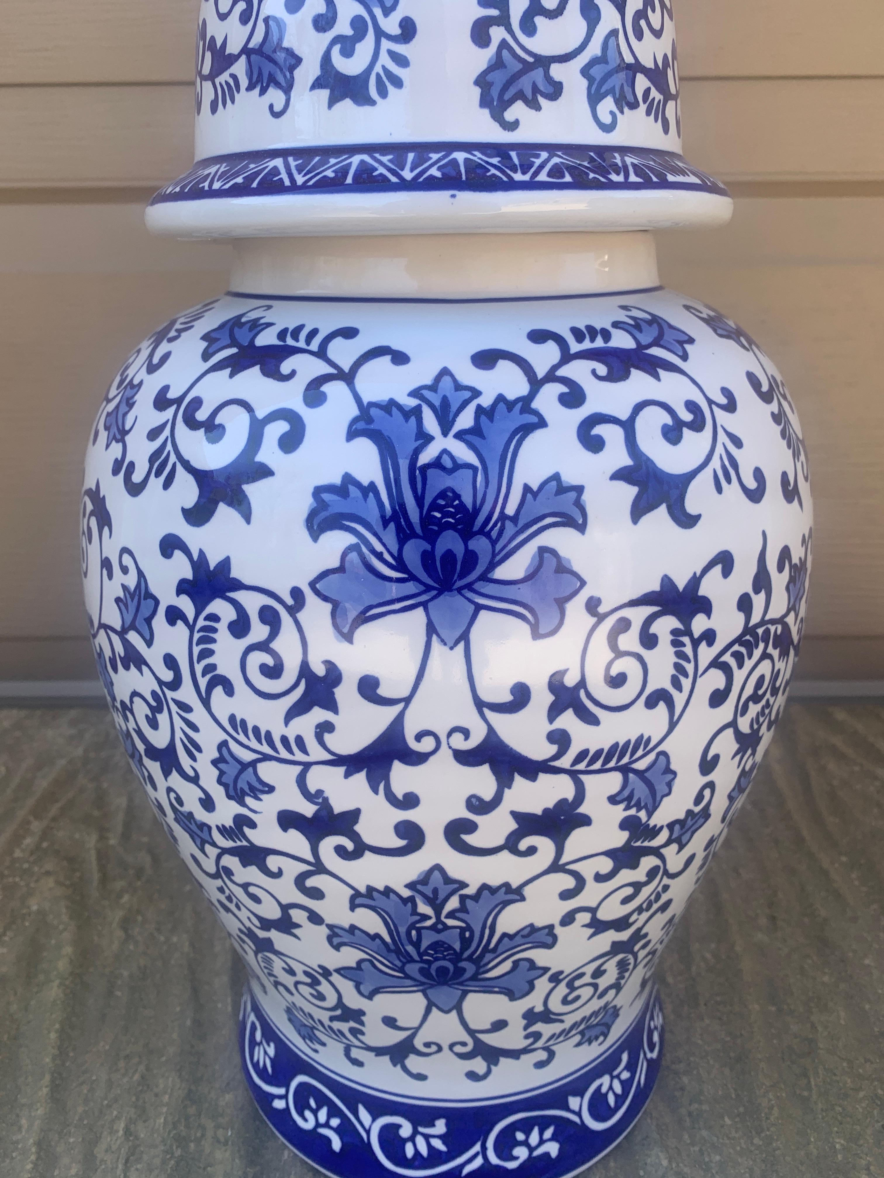 Grandi barattoli di zenzero in porcellana bianca e blu, coppia Chinoiserie in vendita 1