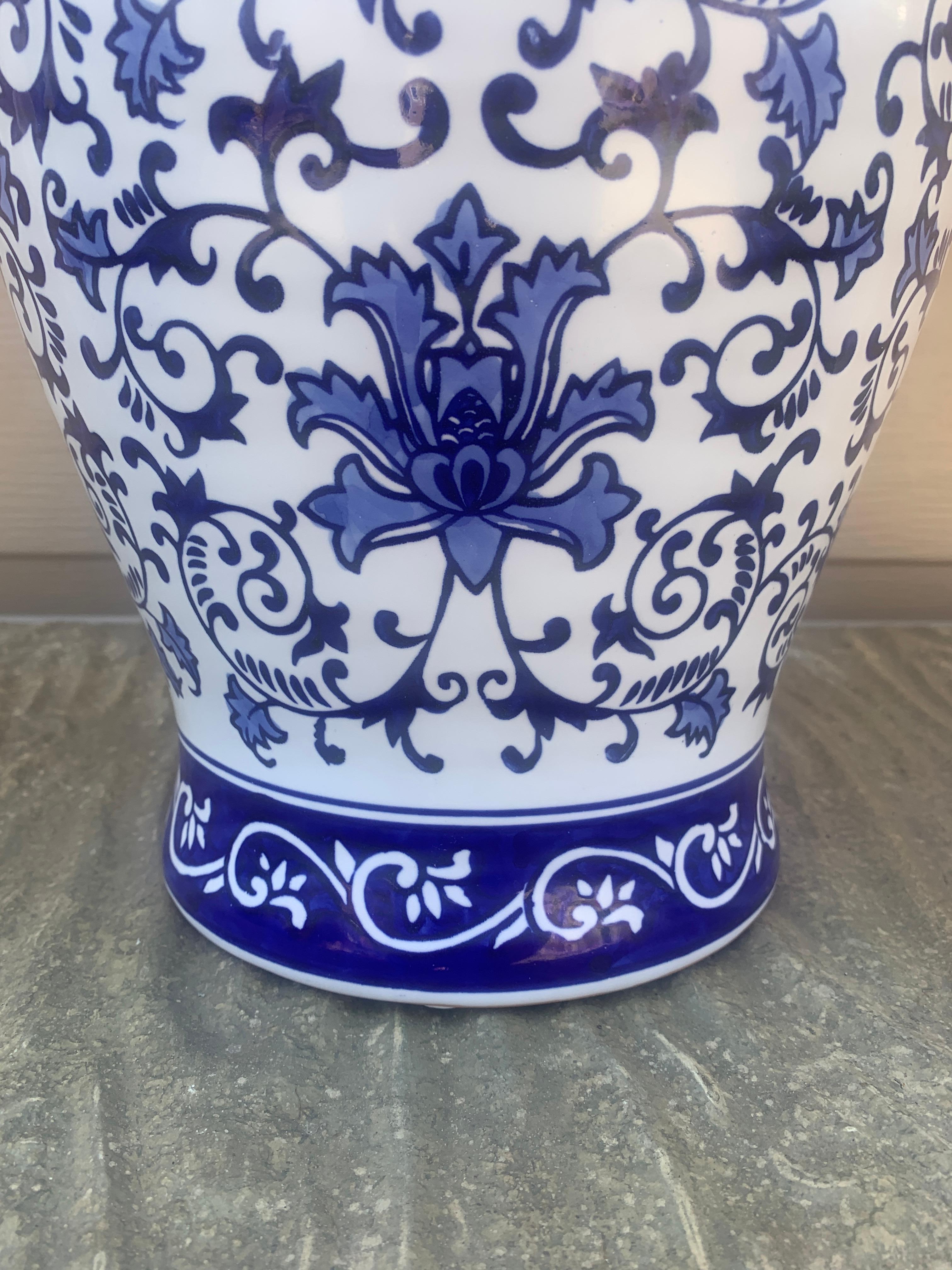 Grandi barattoli di zenzero in porcellana bianca e blu, coppia Chinoiserie in vendita 2