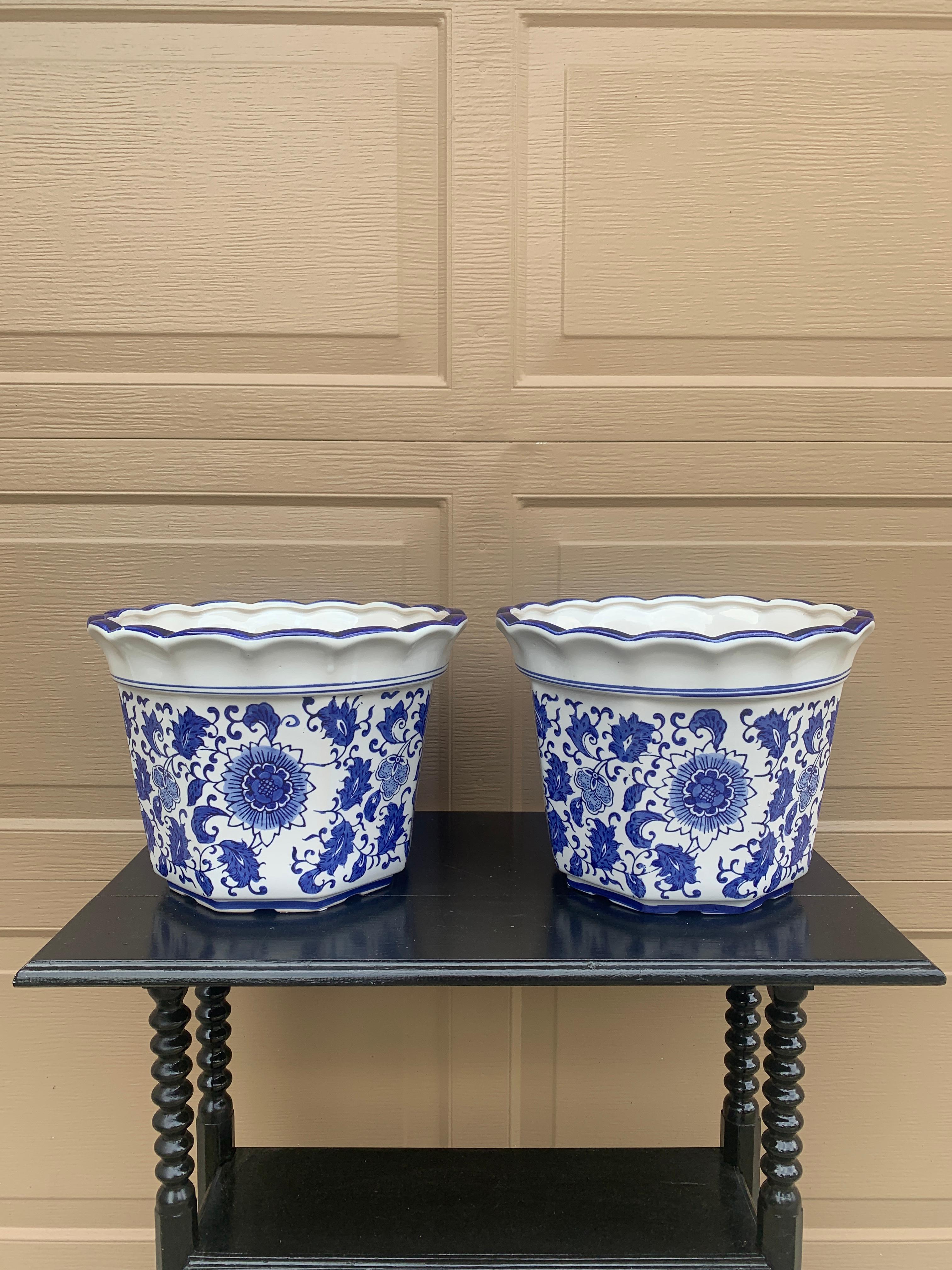 Paire de jardinières en porcelaine bleue et blanche de Chinoiserie 

Chine, 21e siècle

Mesures : 12,63 