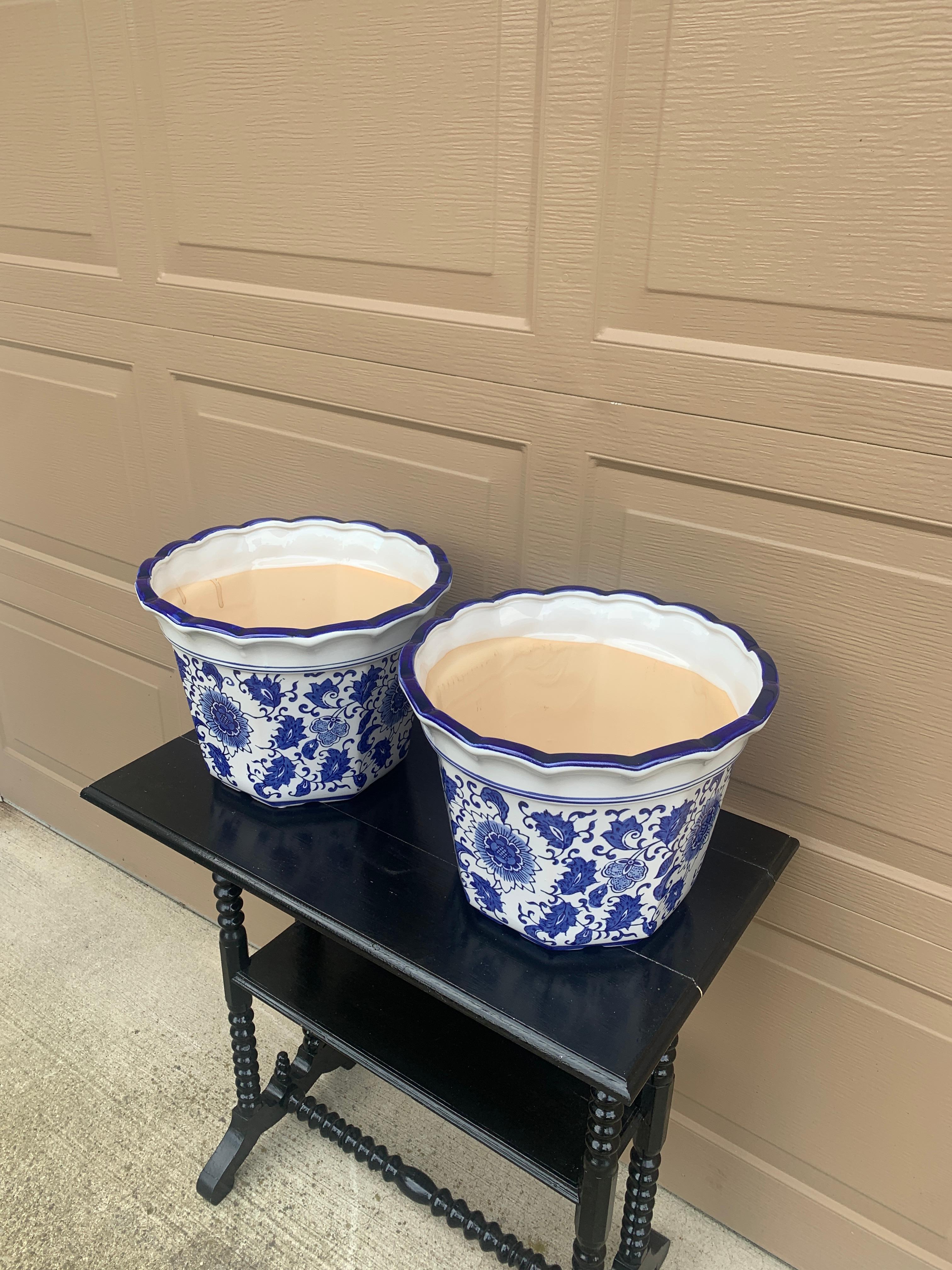 Chinoiseries Paire de grandes jardinières en porcelaine bleue et blanche de style Chinoiserie en vente