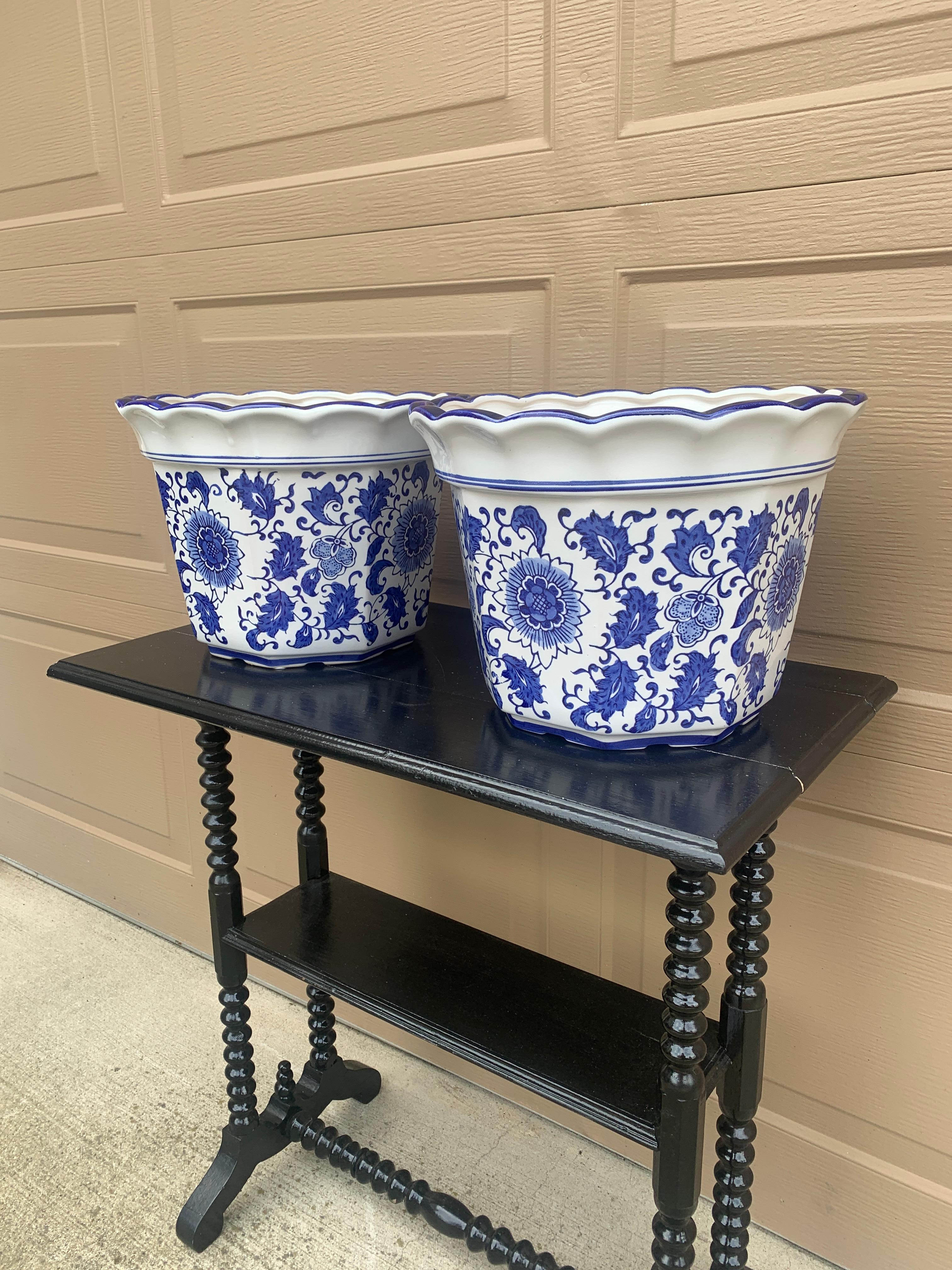Paire de grandes jardinières en porcelaine bleue et blanche de style Chinoiserie Bon état - En vente à Elkhart, IN