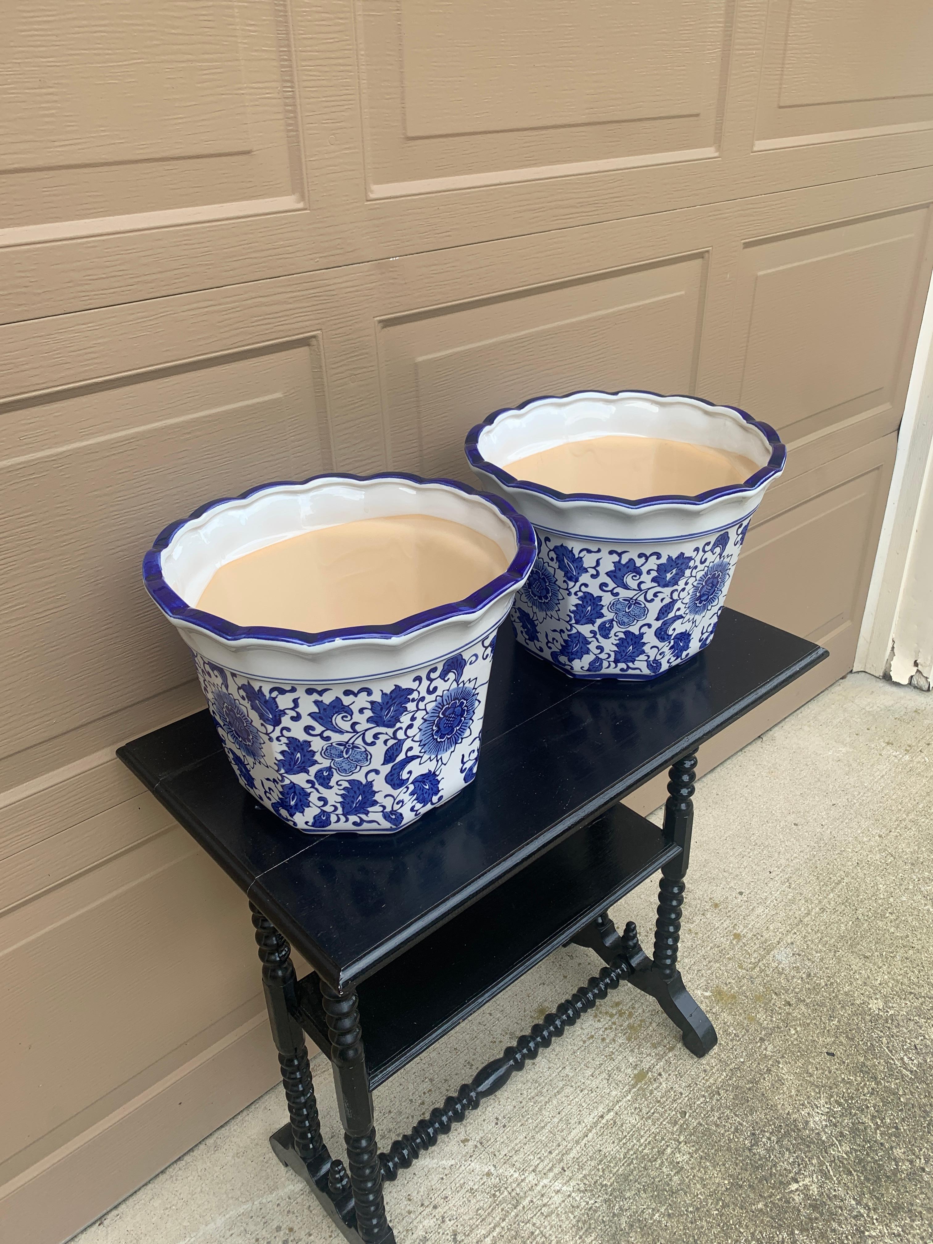 XXIe siècle et contemporain Paire de grandes jardinières en porcelaine bleue et blanche de style Chinoiserie en vente