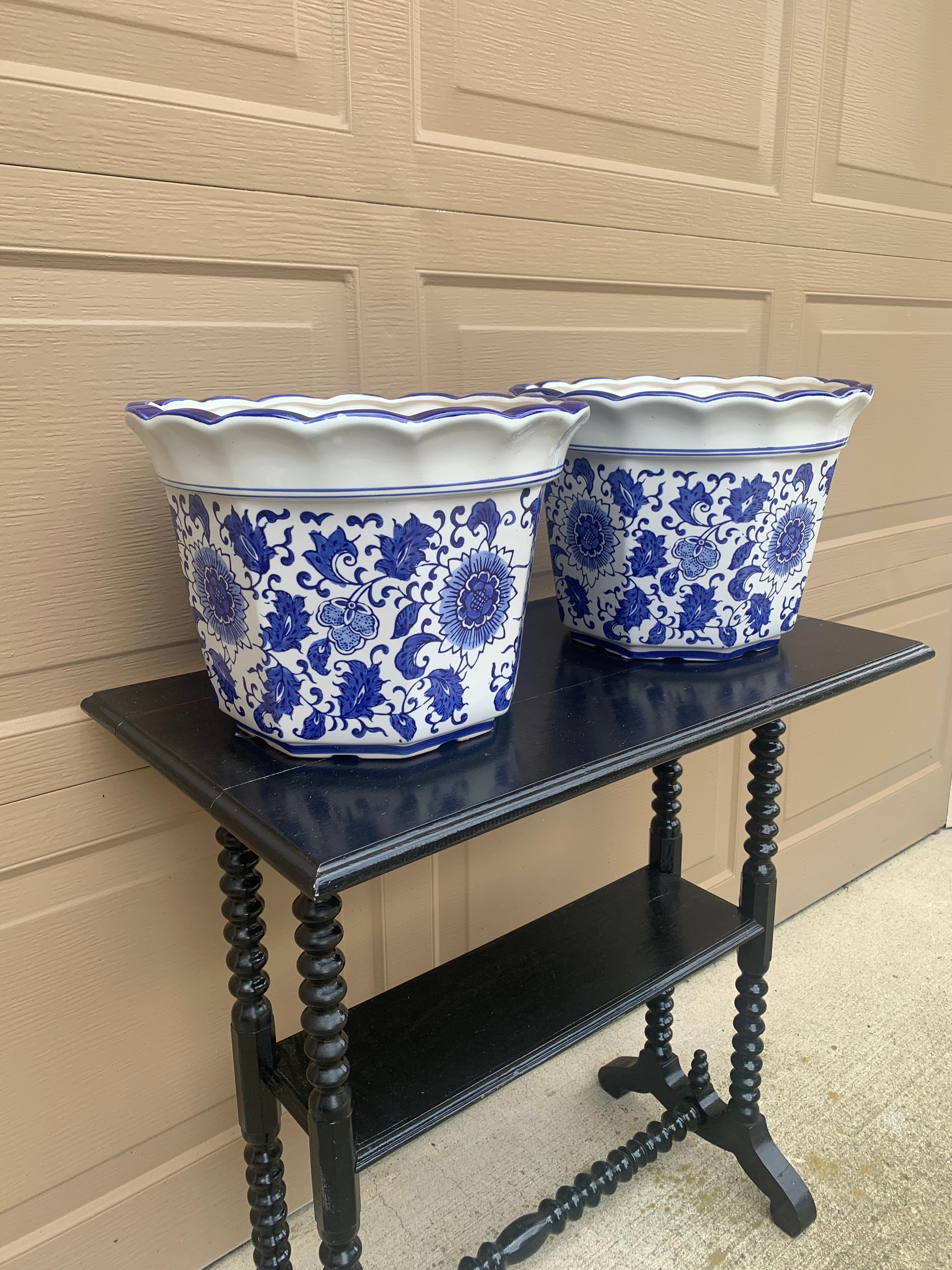 Céramique Paire de grandes jardinières en porcelaine bleue et blanche de style Chinoiserie en vente