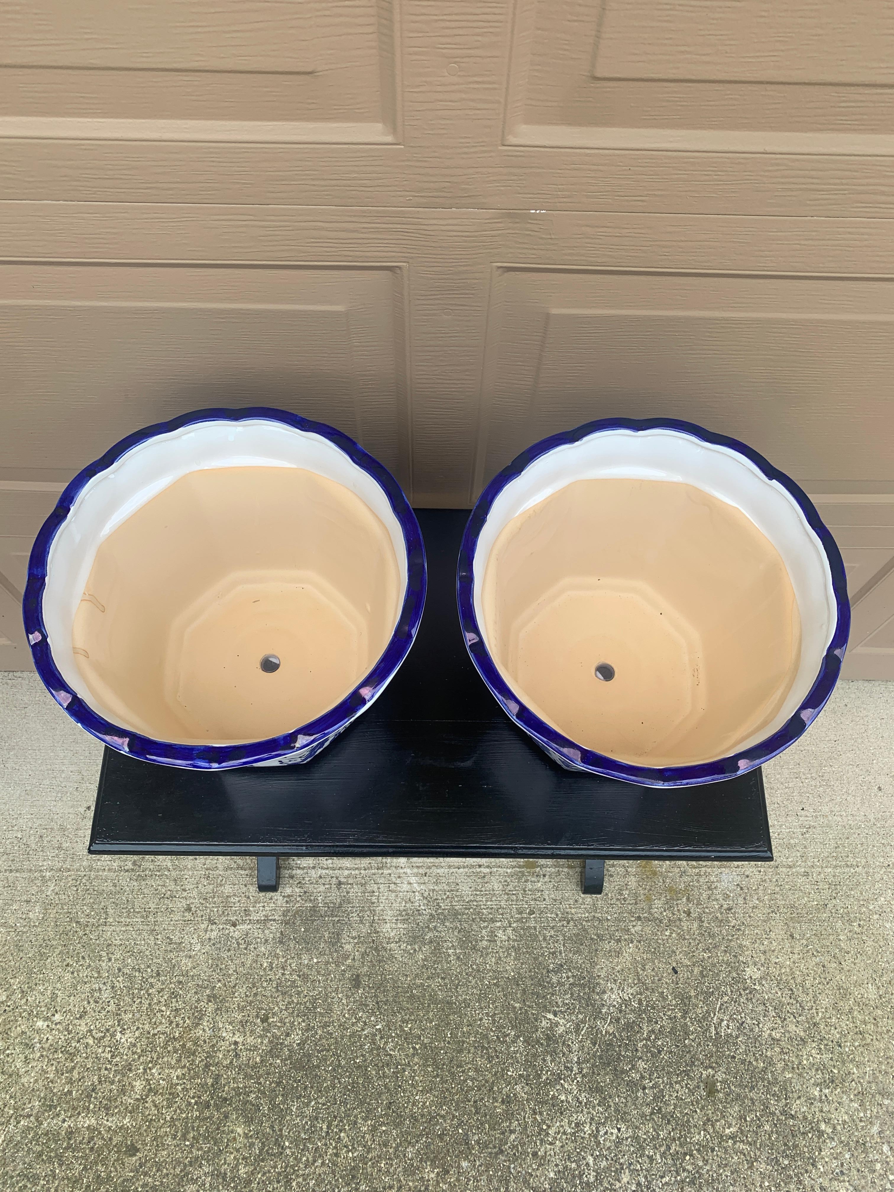 Paire de grandes jardinières en porcelaine bleue et blanche de style Chinoiserie en vente 1