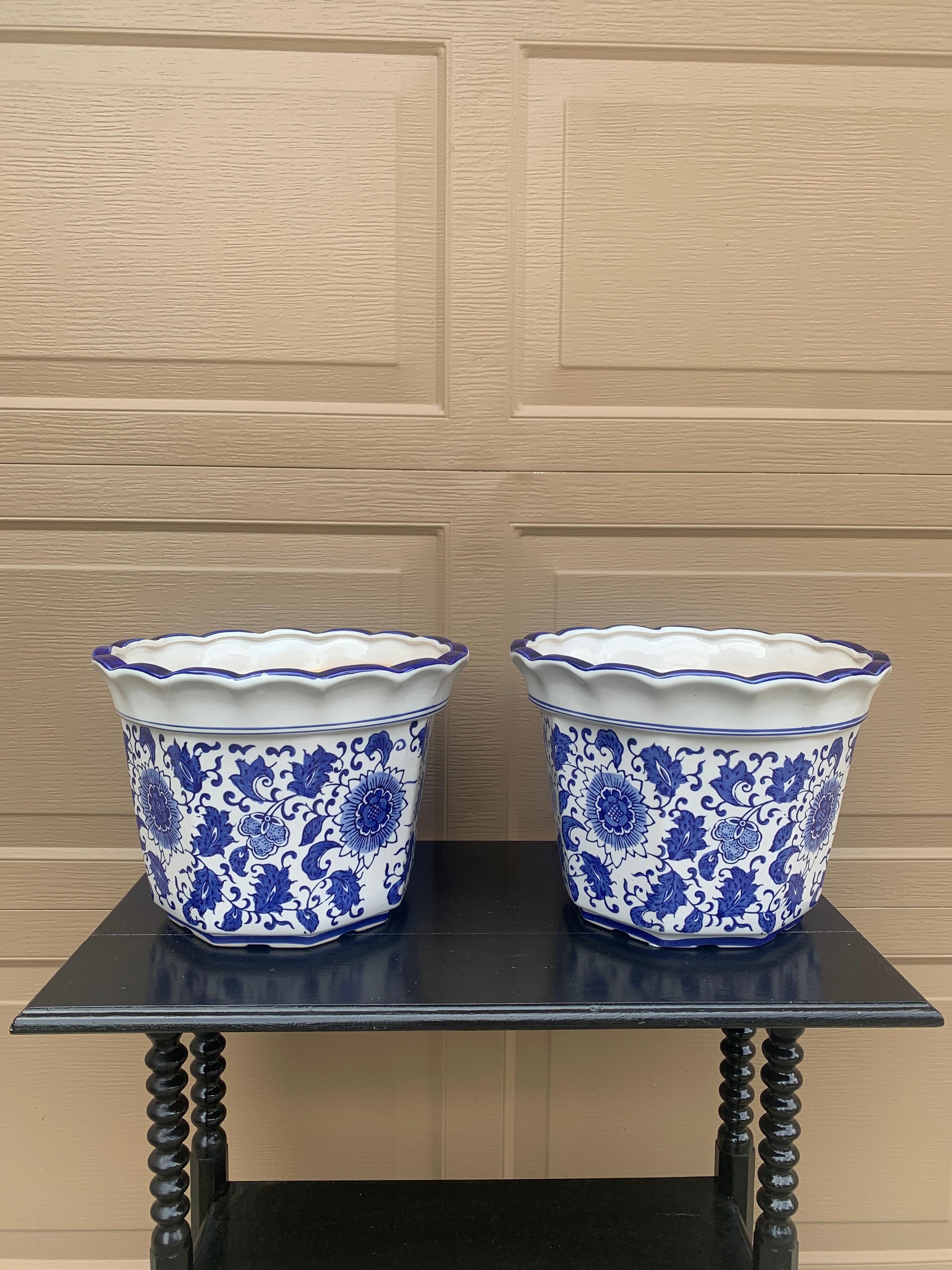 Paire de grandes jardinières en porcelaine bleue et blanche de style Chinoiserie en vente 2