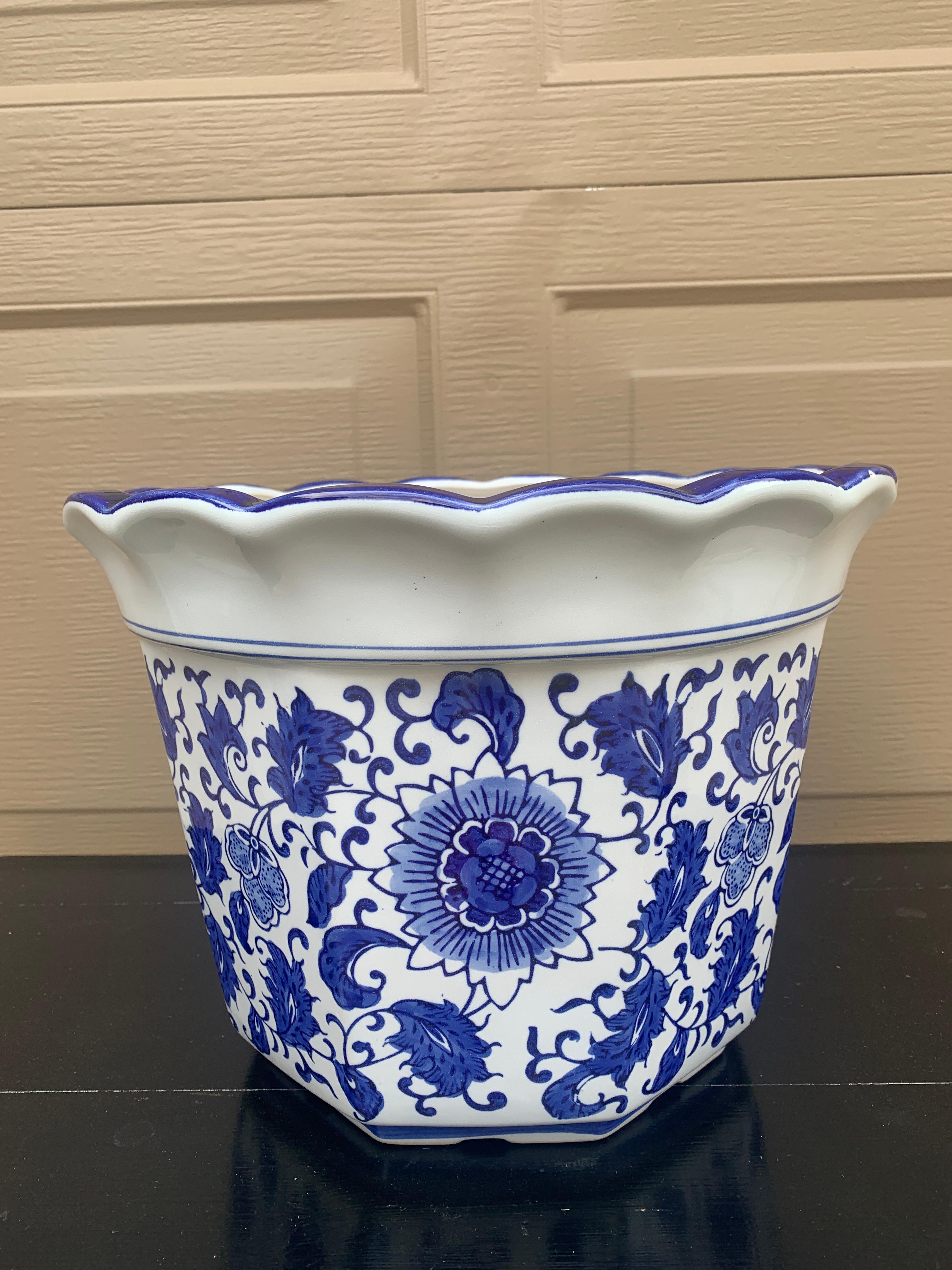 Paire de grandes jardinières en porcelaine bleue et blanche de style Chinoiserie en vente 3