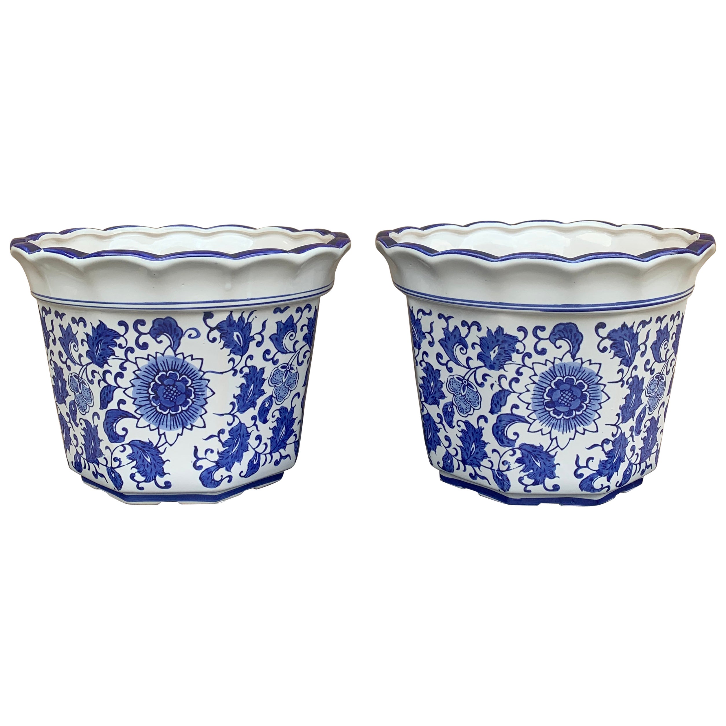Paire de grandes jardinières en porcelaine bleue et blanche de style Chinoiserie en vente