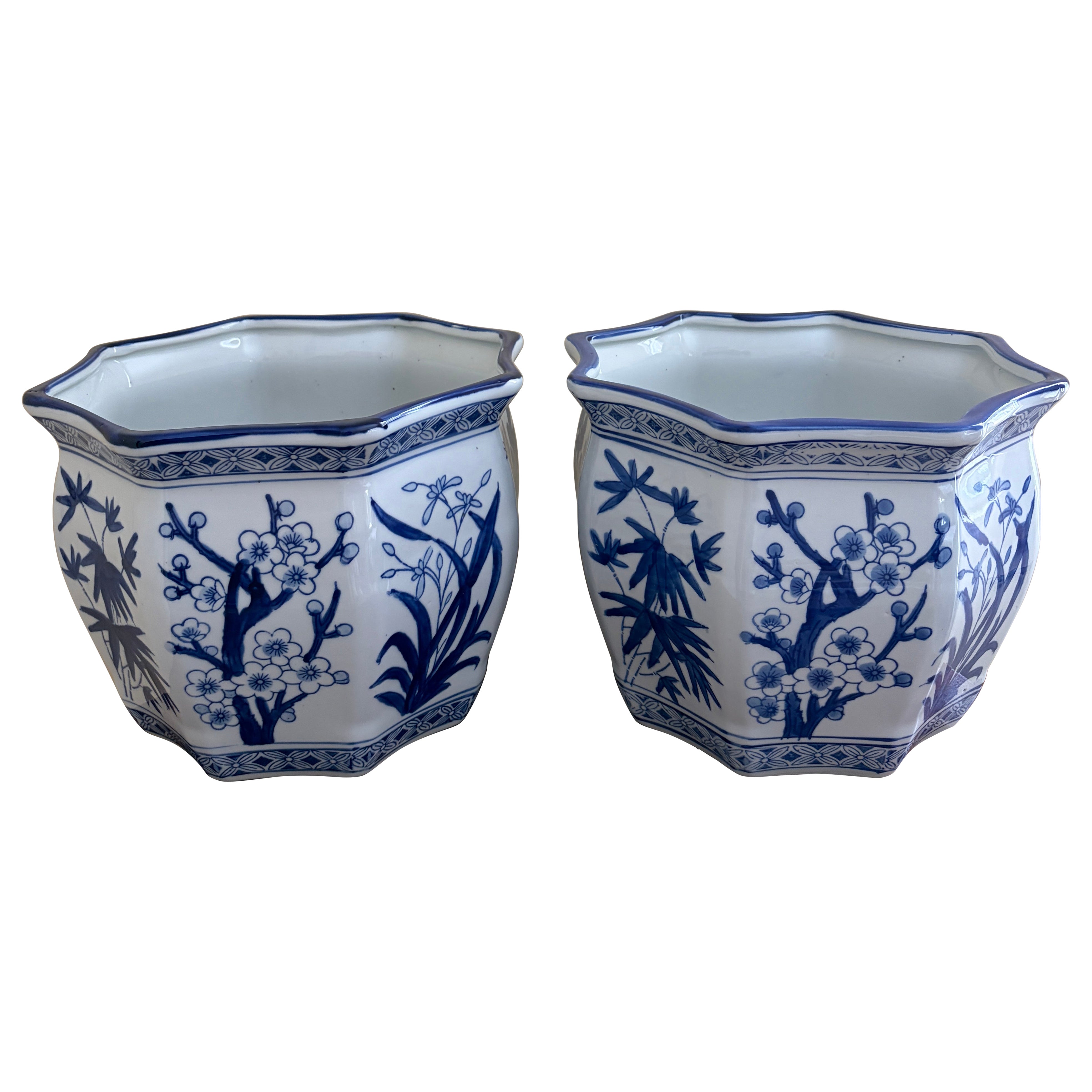Pareja de Maceteros de Porcelana Chinoiserie Azul y Blanca, Motivo Floral
