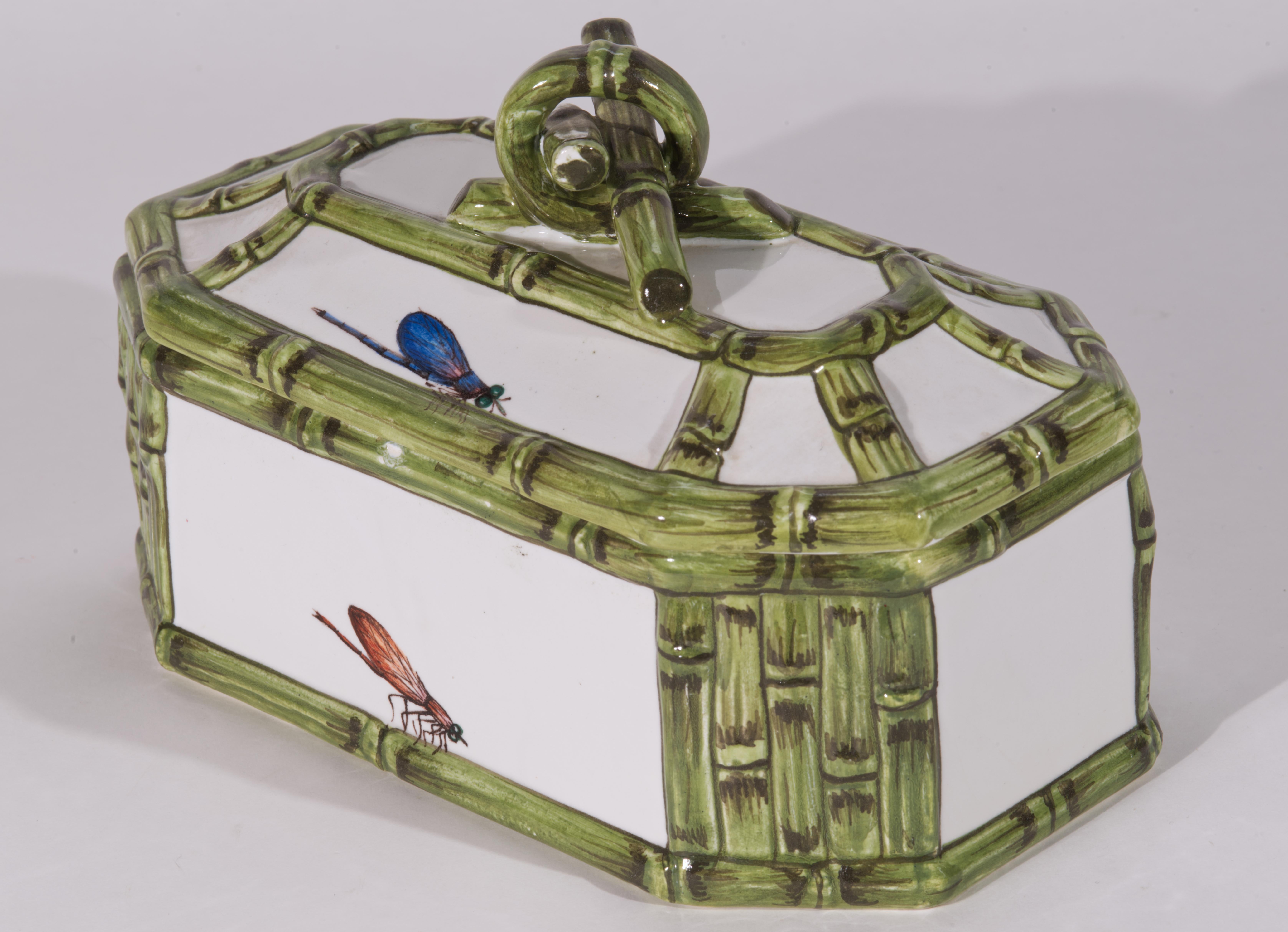 Große Chinoiserie-Porzellan-Kommodenschachtel mit Deckel im Stil von Ginori, Italien im Angebot 6