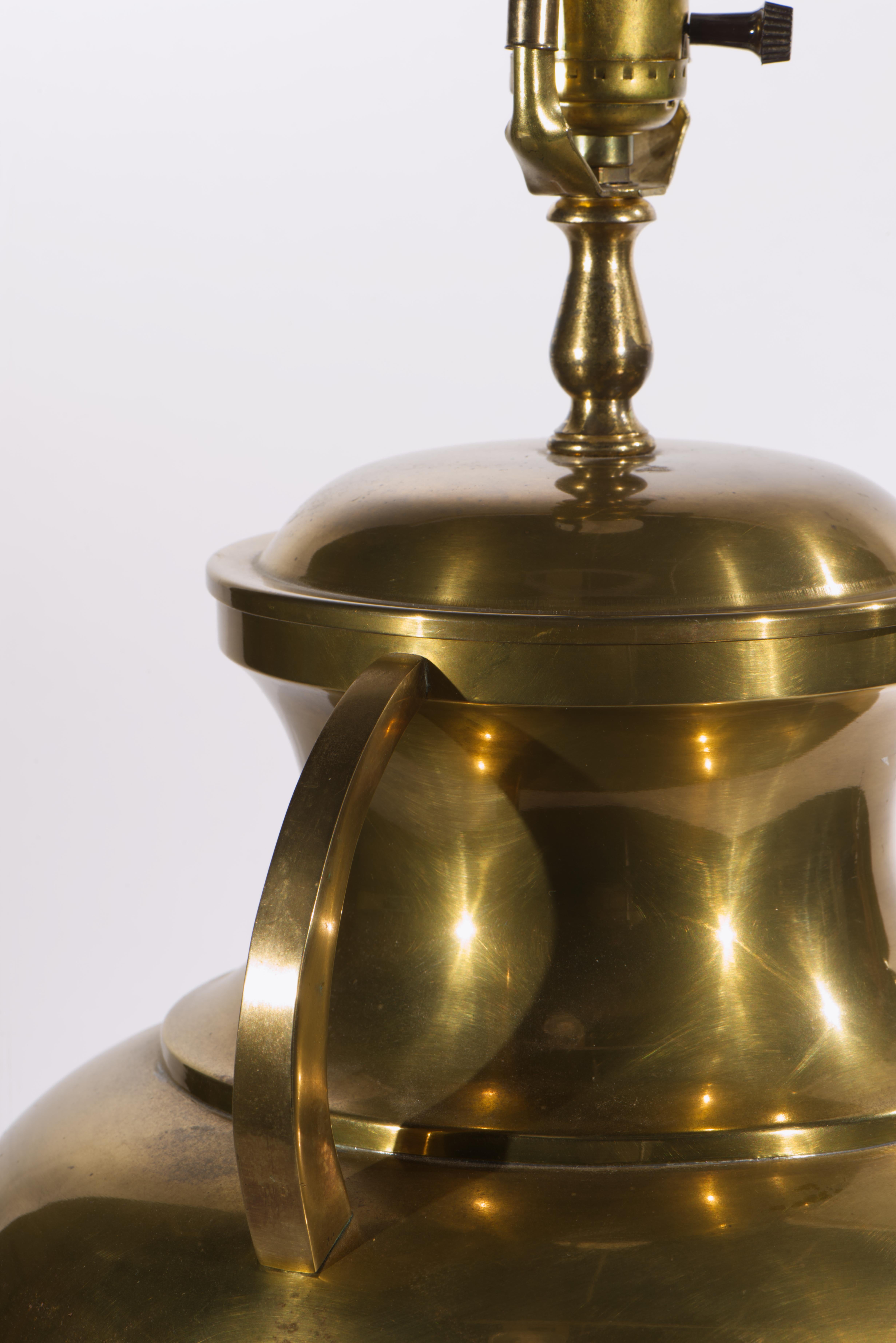 Chinoiserie Large Sculptural Brass Urn Table Lamp with Handles, 1970s in vendita 2