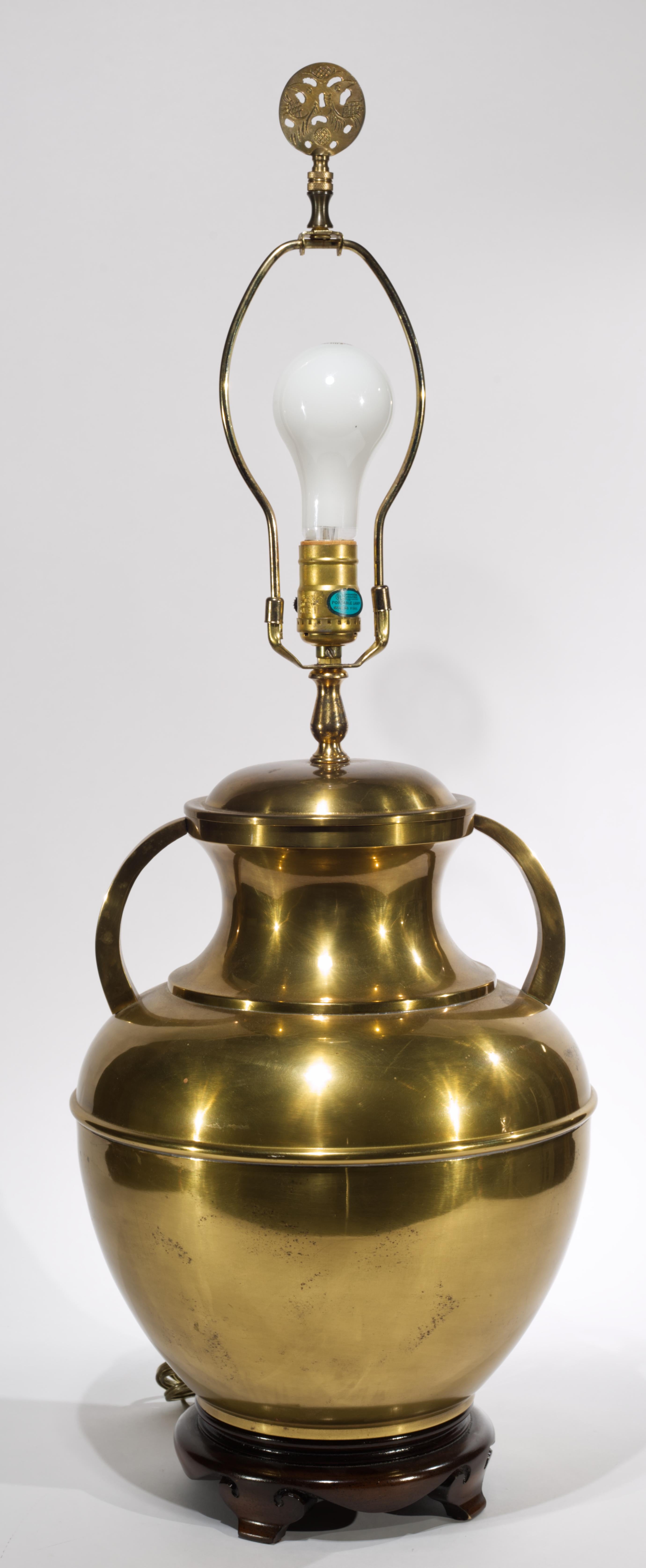 Chinoiserie Large Sculptural Brass Urn Table Lamp with Handles, 1970s in vendita 3