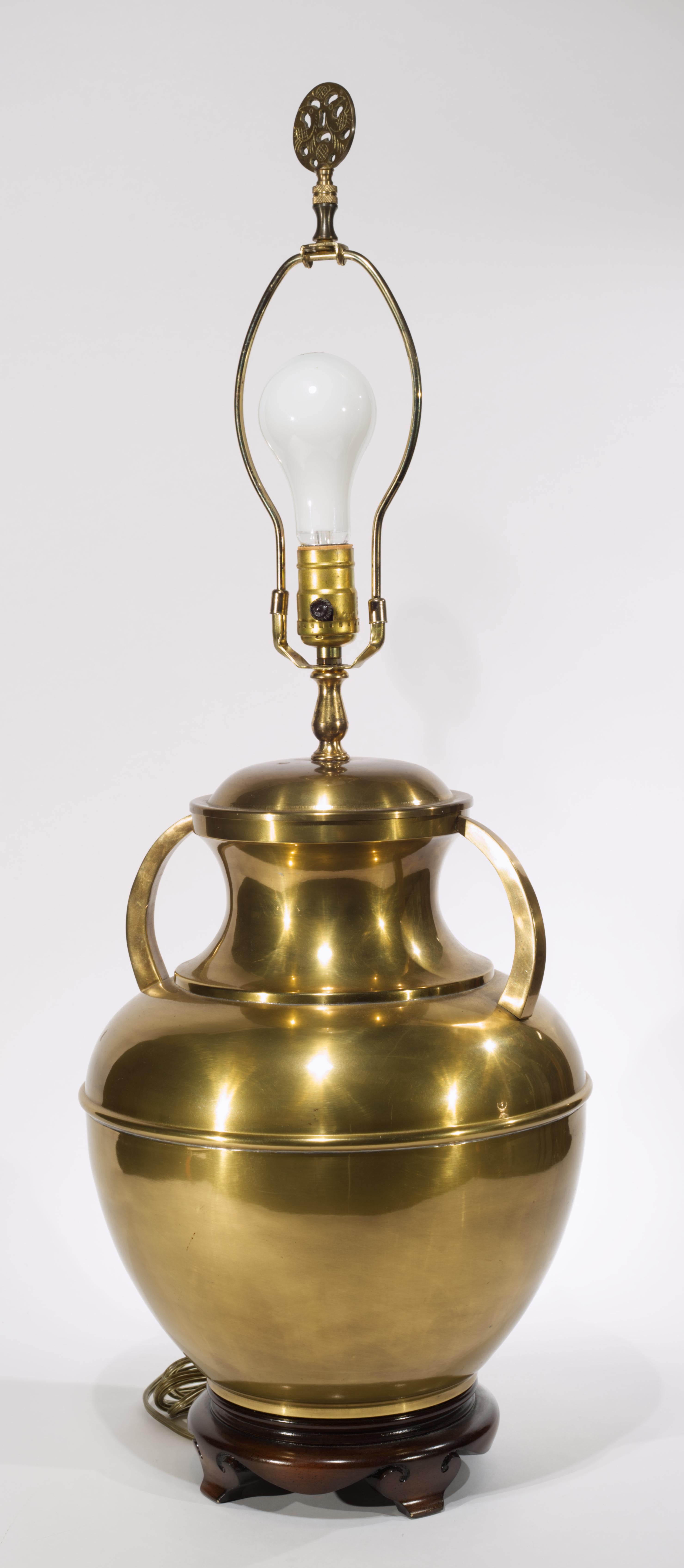 Cineserie Chinoiserie Large Sculptural Brass Urn Table Lamp with Handles, 1970s in vendita