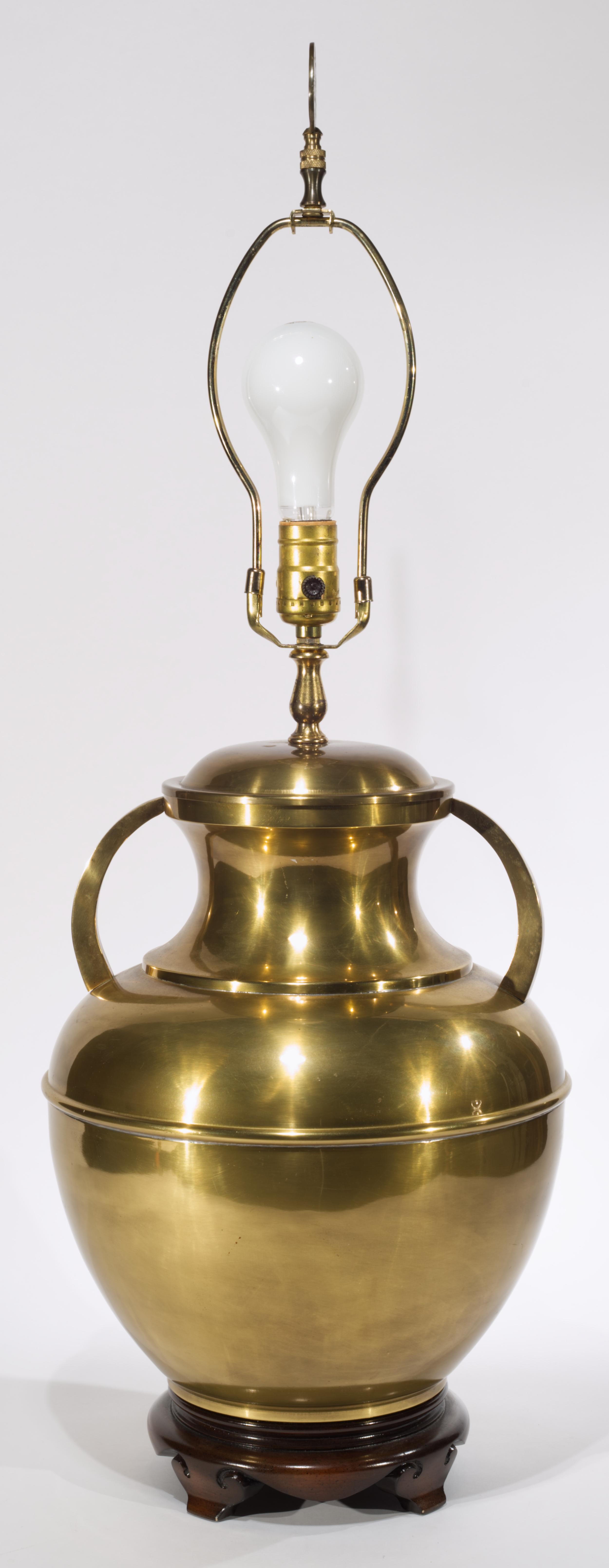 Americano Chinoiserie Large Sculptural Brass Urn Table Lamp with Handles, 1970s in vendita