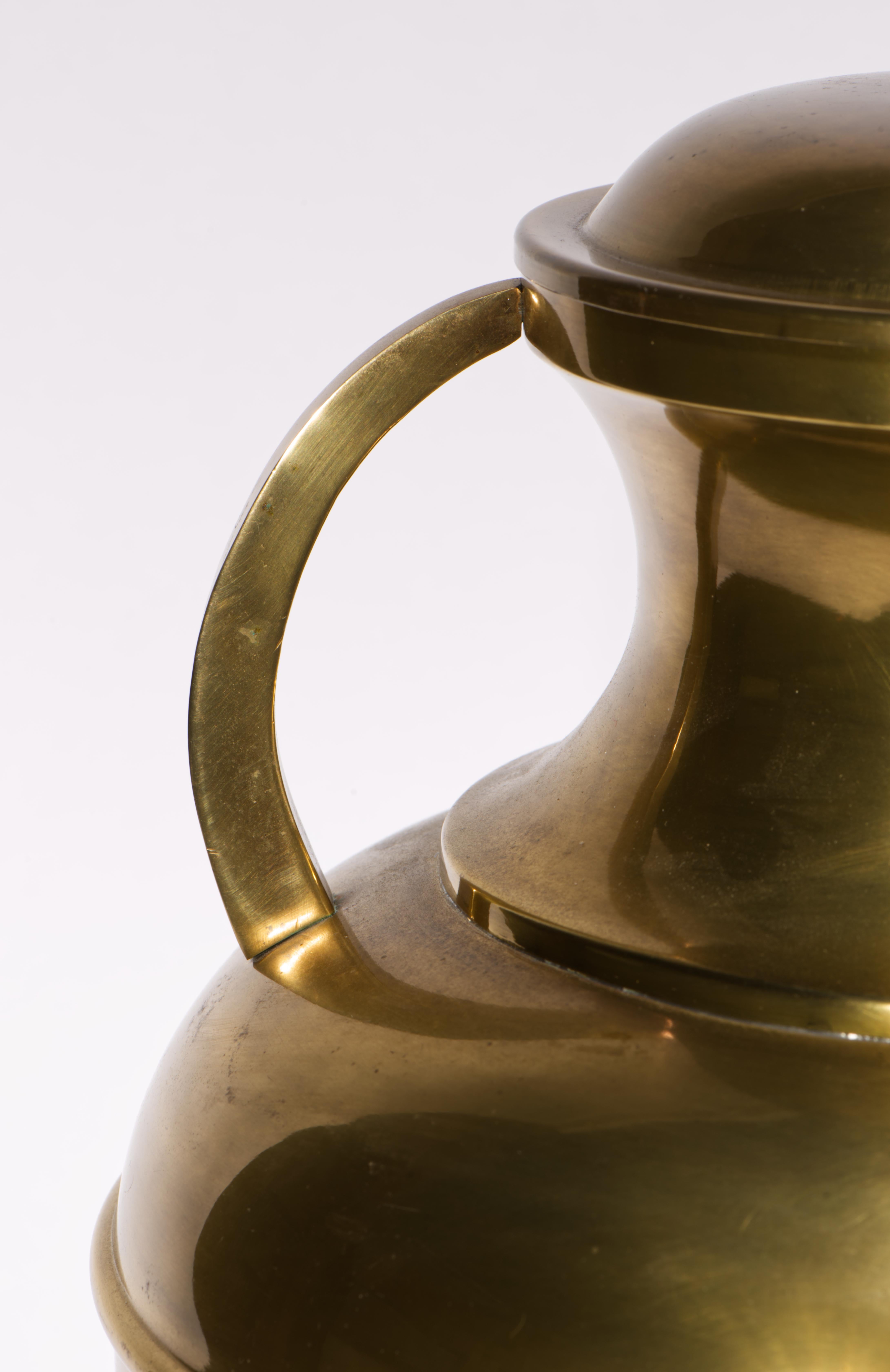 Fatto a mano Chinoiserie Large Sculptural Brass Urn Table Lamp with Handles, 1970s in vendita