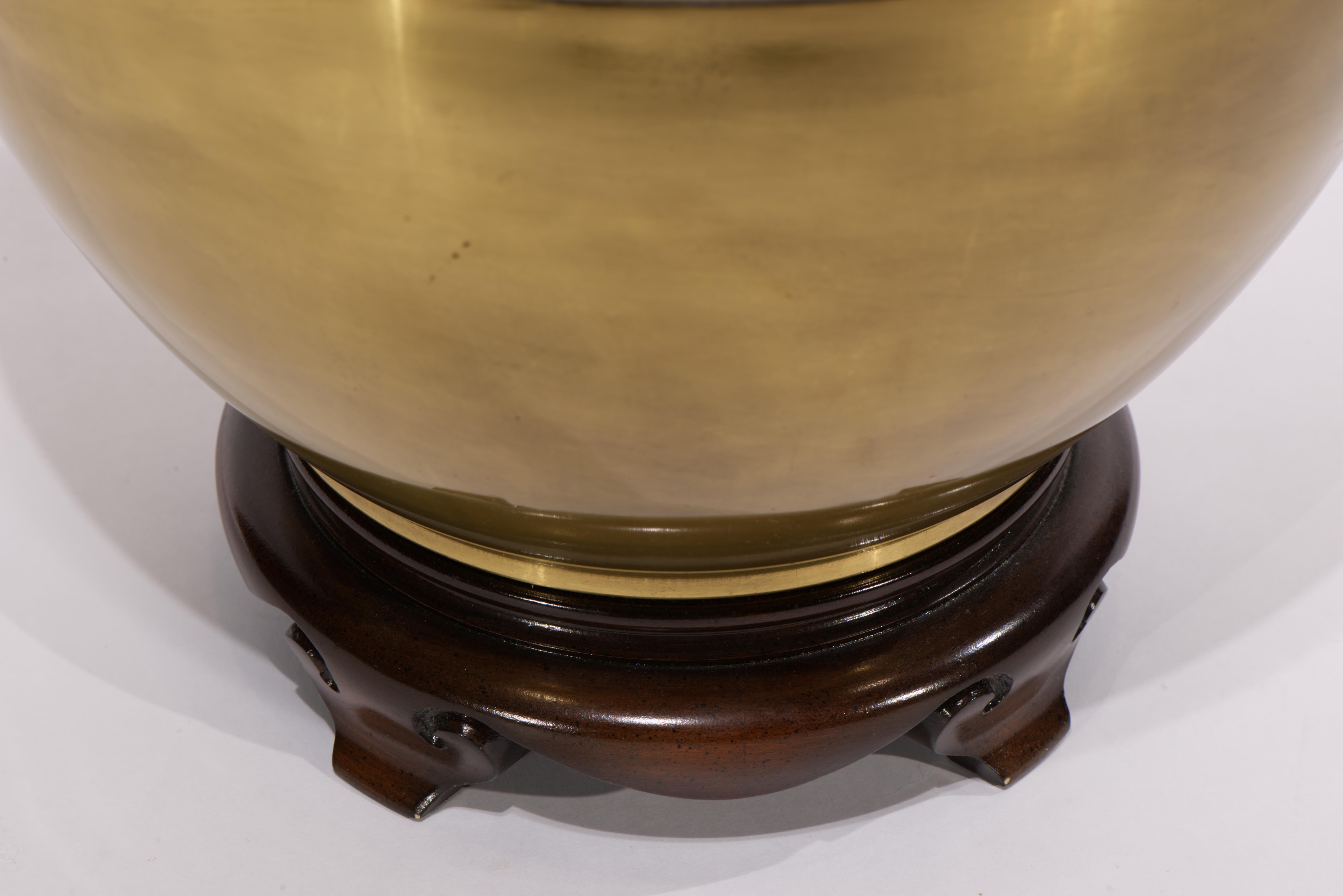 Chinoiserie Large Sculptural Brass Urn Table Lamp with Handles, 1970s In condizioni buone in vendita a Clifton Springs, NY