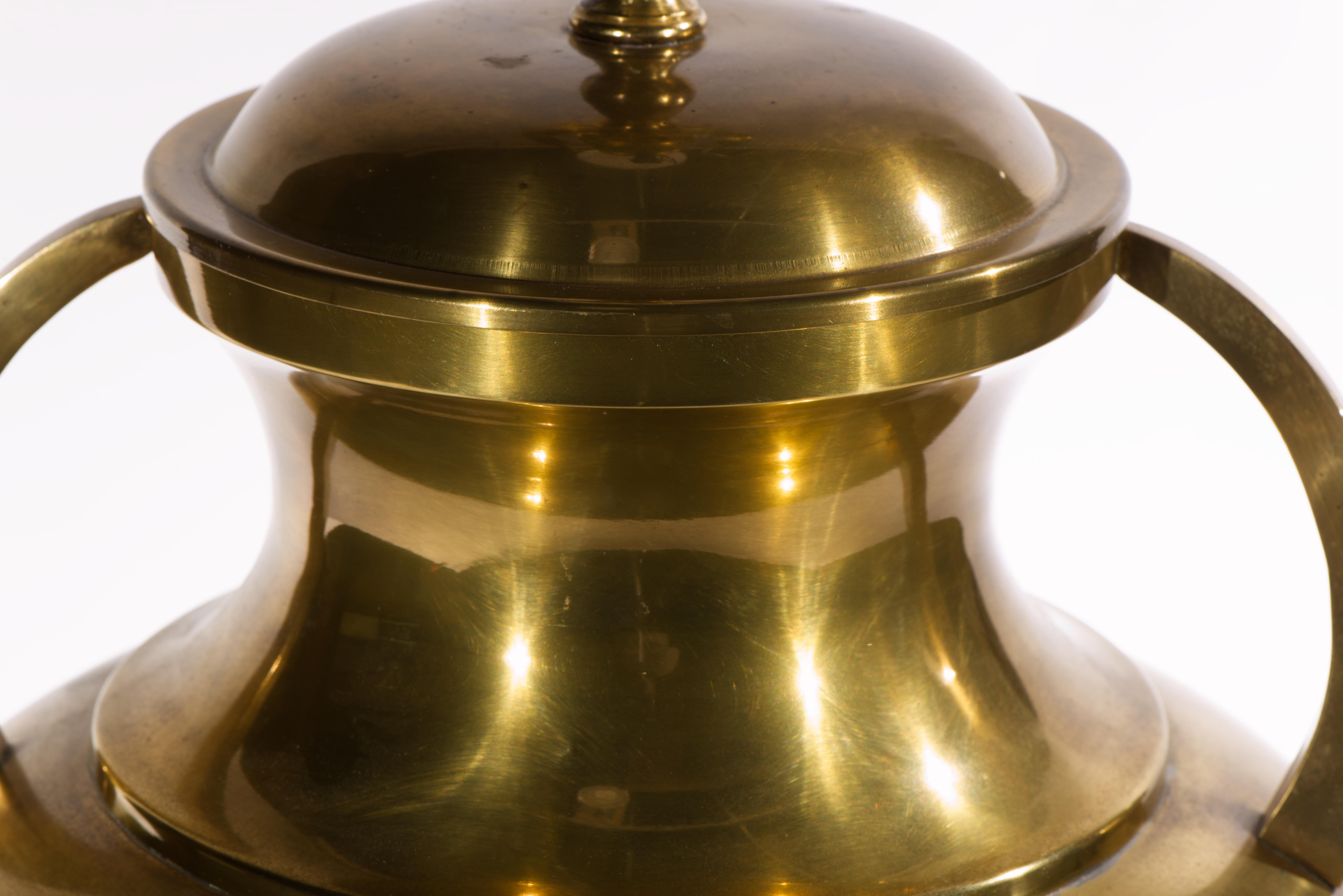 XX secolo Chinoiserie Large Sculptural Brass Urn Table Lamp with Handles, 1970s in vendita