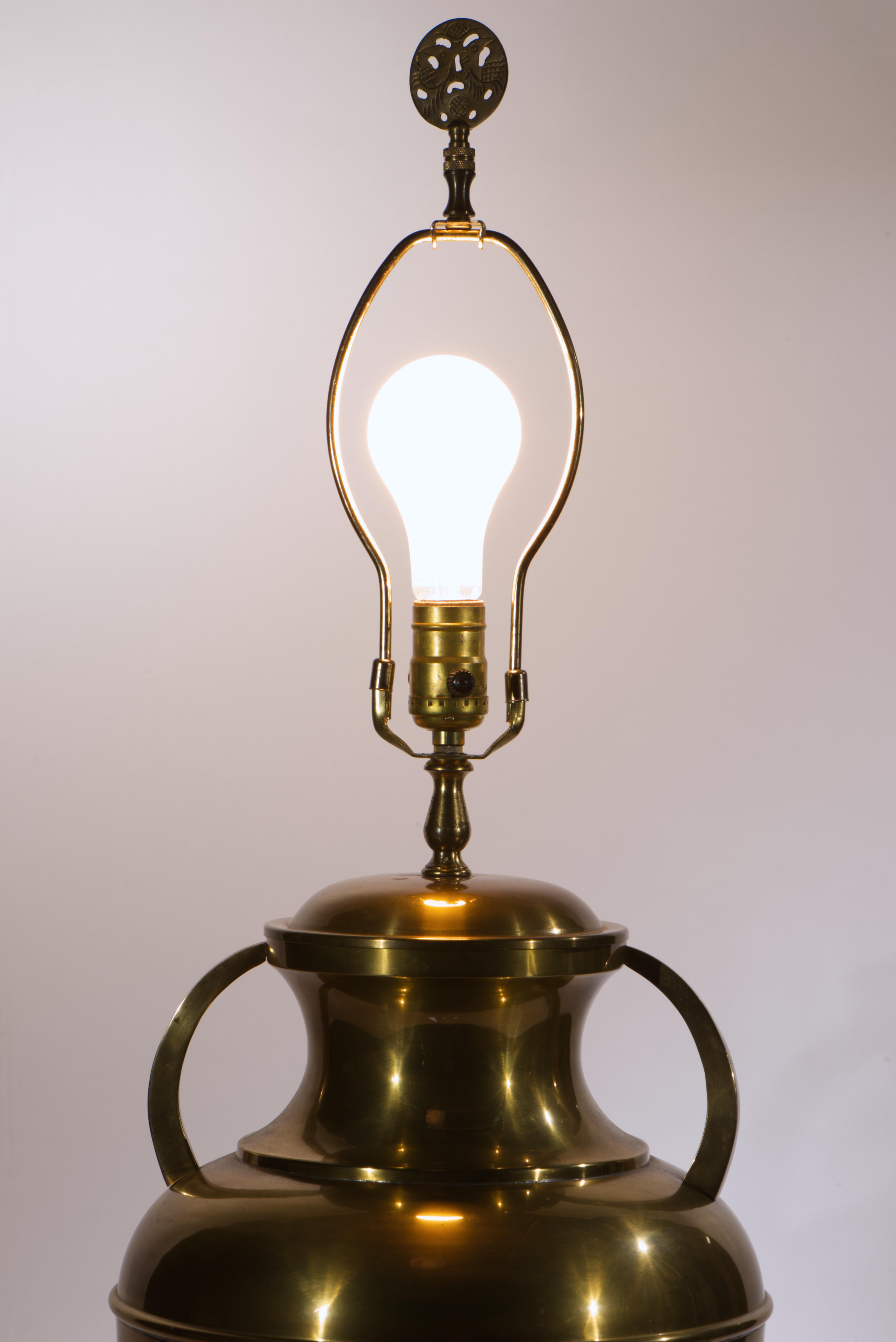 Chinoiserie Large Sculptural Brass Urn Table Lamp with Handles, 1970s in vendita 1