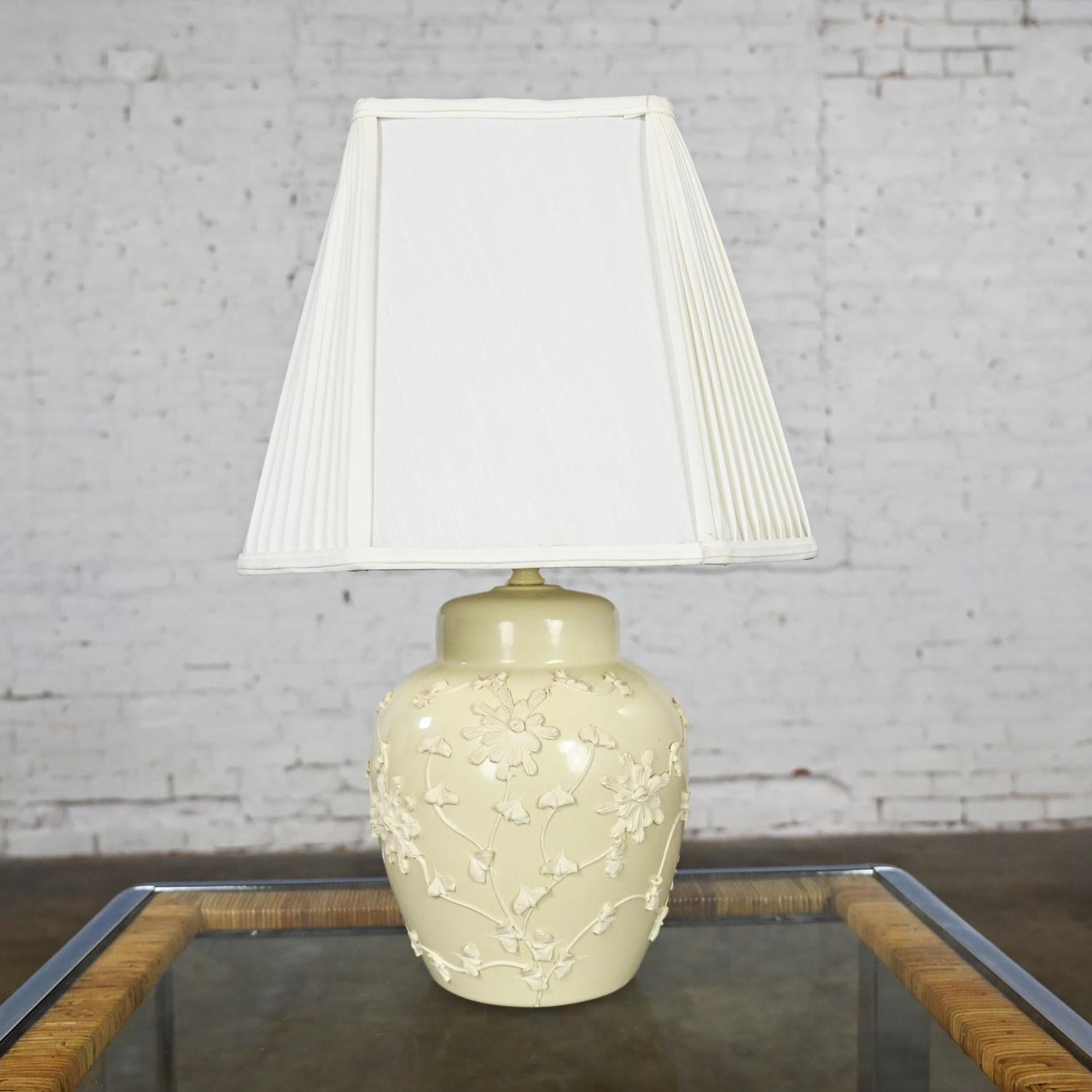 Chinoiserie Latte Clr Ginger Jar Lamp Frosting Design Pleated White Fabric Shade In Good Condition For Sale In Topeka, KS