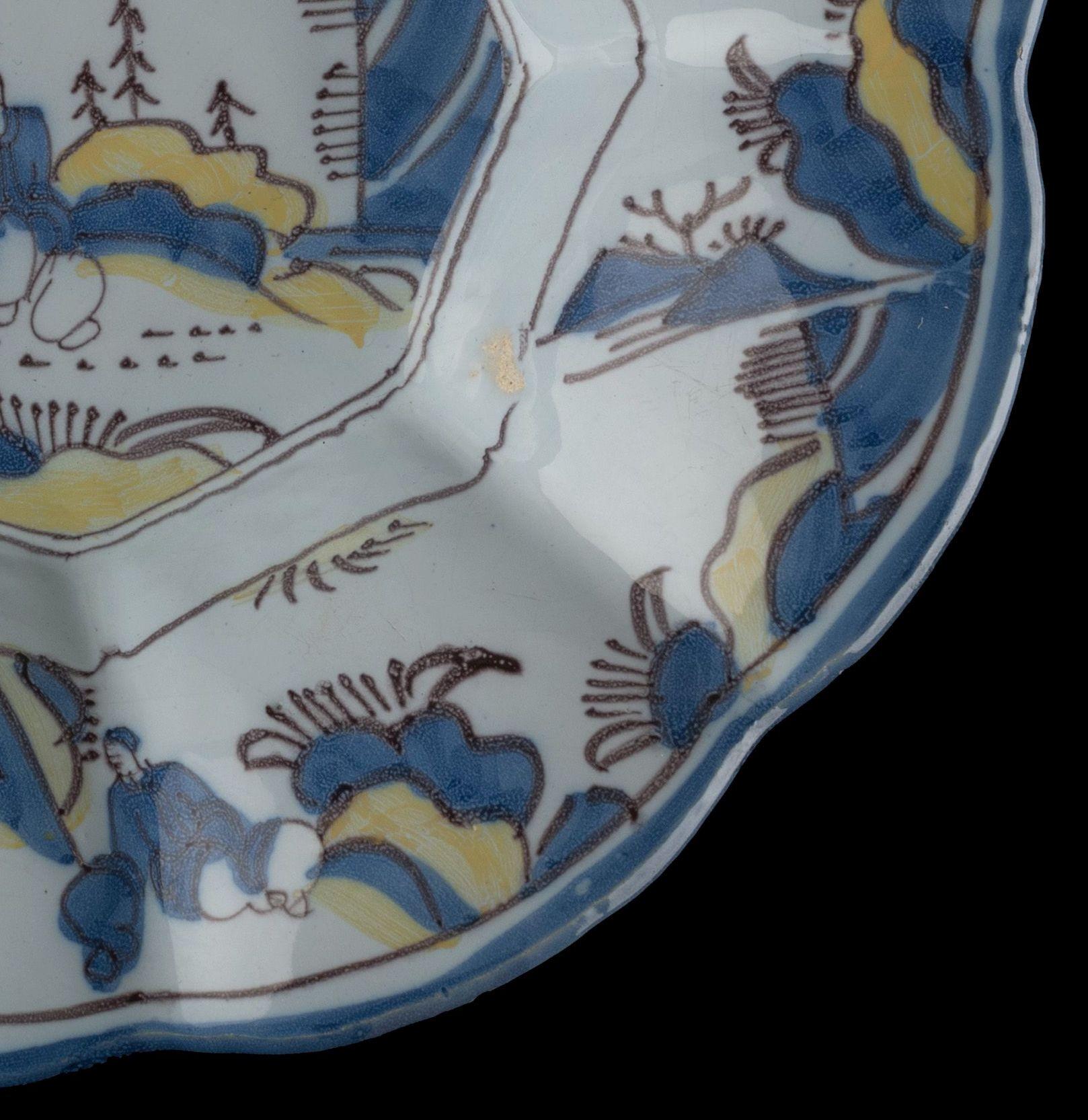 Chinoiserie Lobed Dish in Blue, Yellow and Purple, Delft, 1680-1690 In Good Condition For Sale In ROSSUM, GE