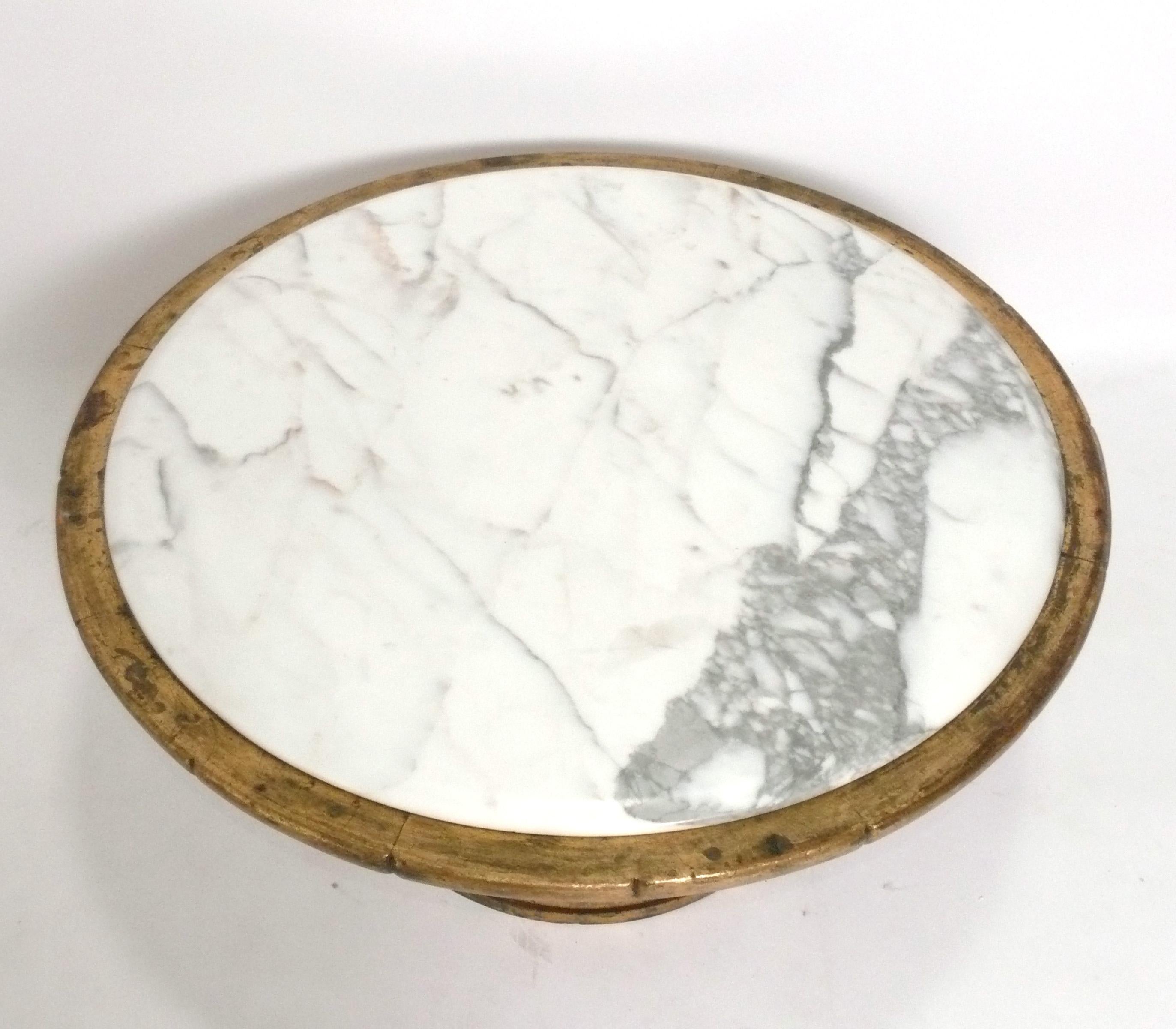 Glamurosa Mesa de centro de mármol y madera dorada, a la manera de James Mont, estadounidense, hacia la década de 1950. Bonita encimera de mármol blanco con vetas grises. Conserva la cálida pátina original. 