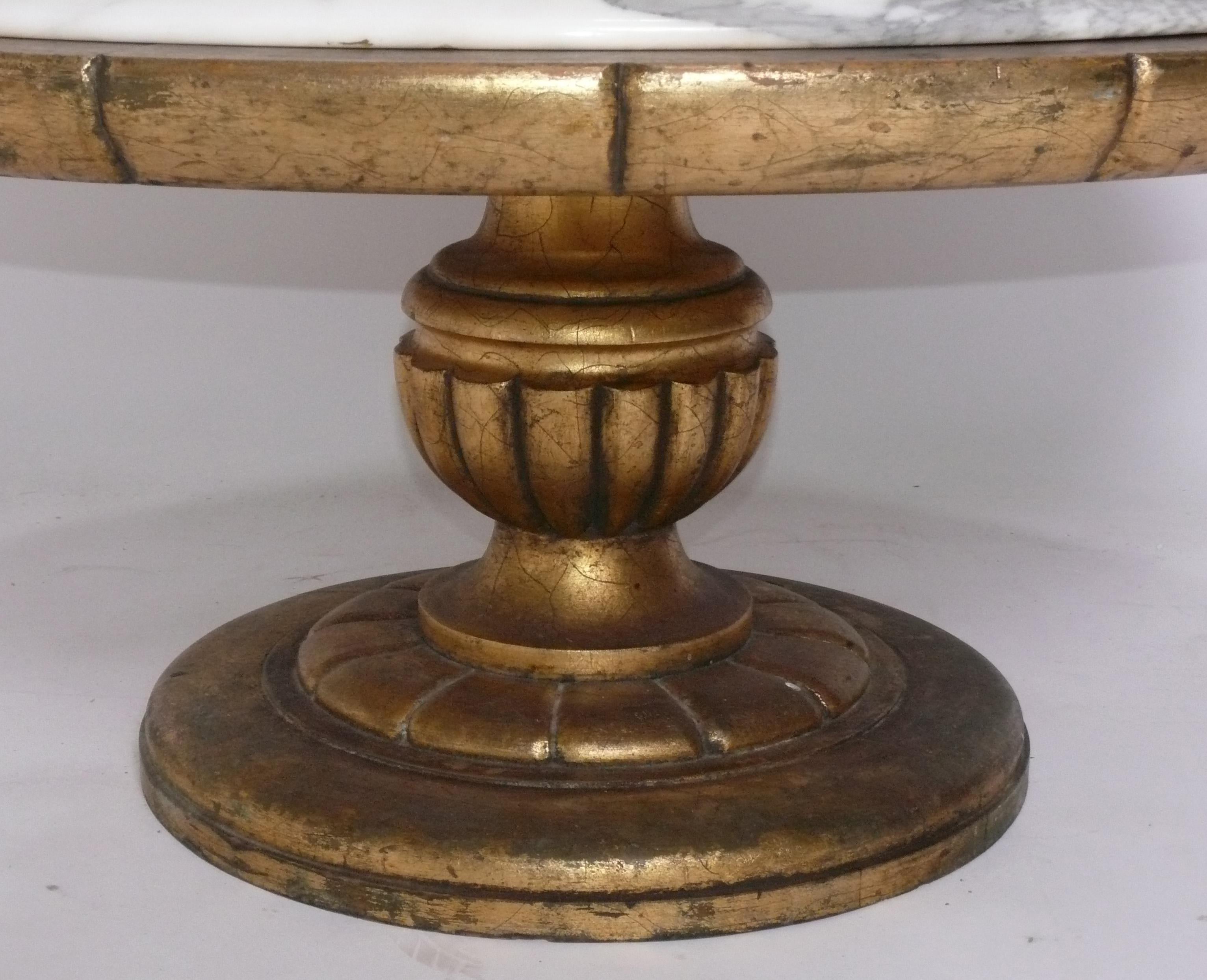 Mesa de centro de mármol y madera dorada estilo Chinoiserie de James Mont Mediados de siglo Estadounidense en venta