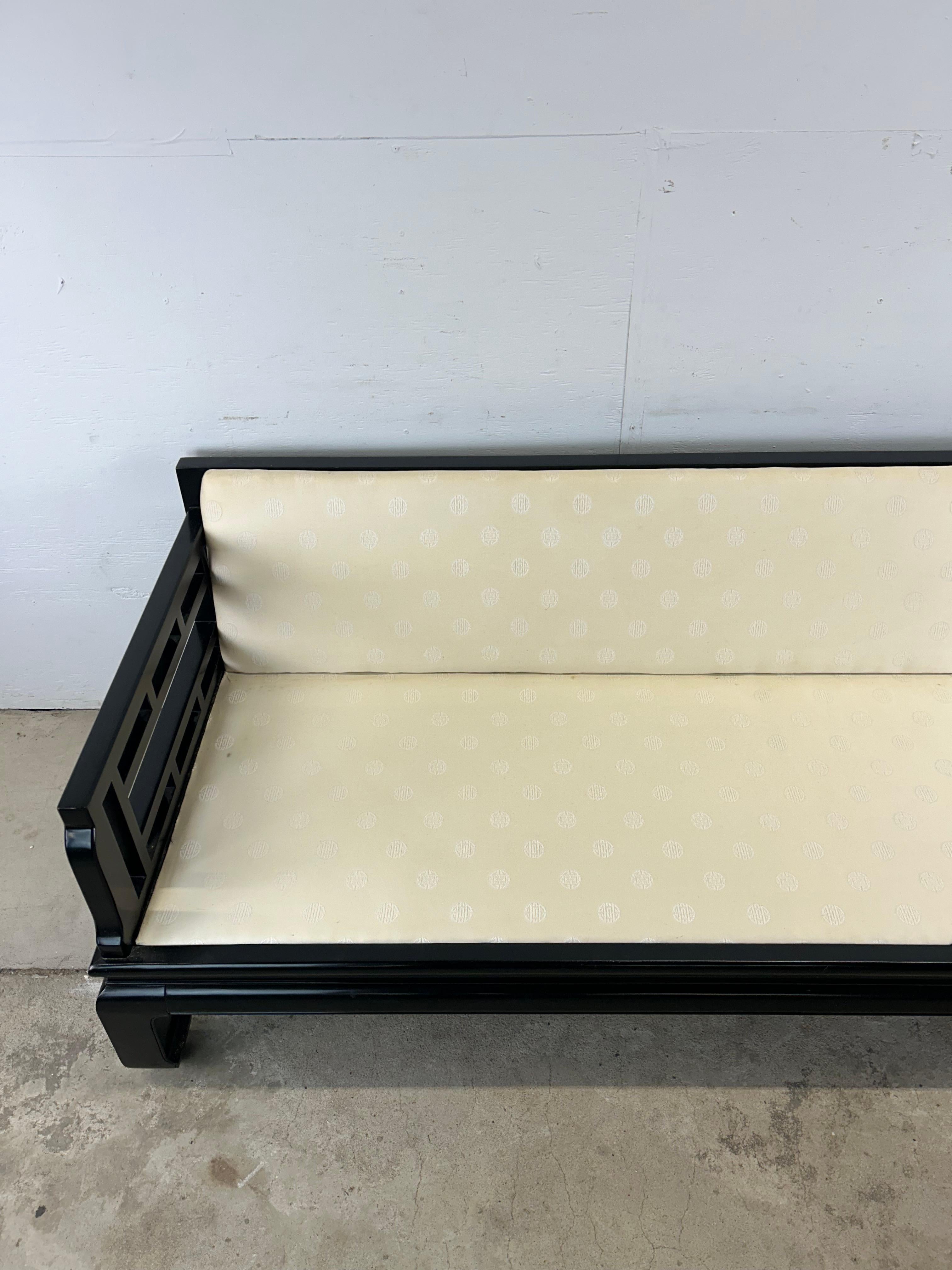 Divano in lacca nera in stile Ming Ming con tappezzeria vintage in vendita 8
