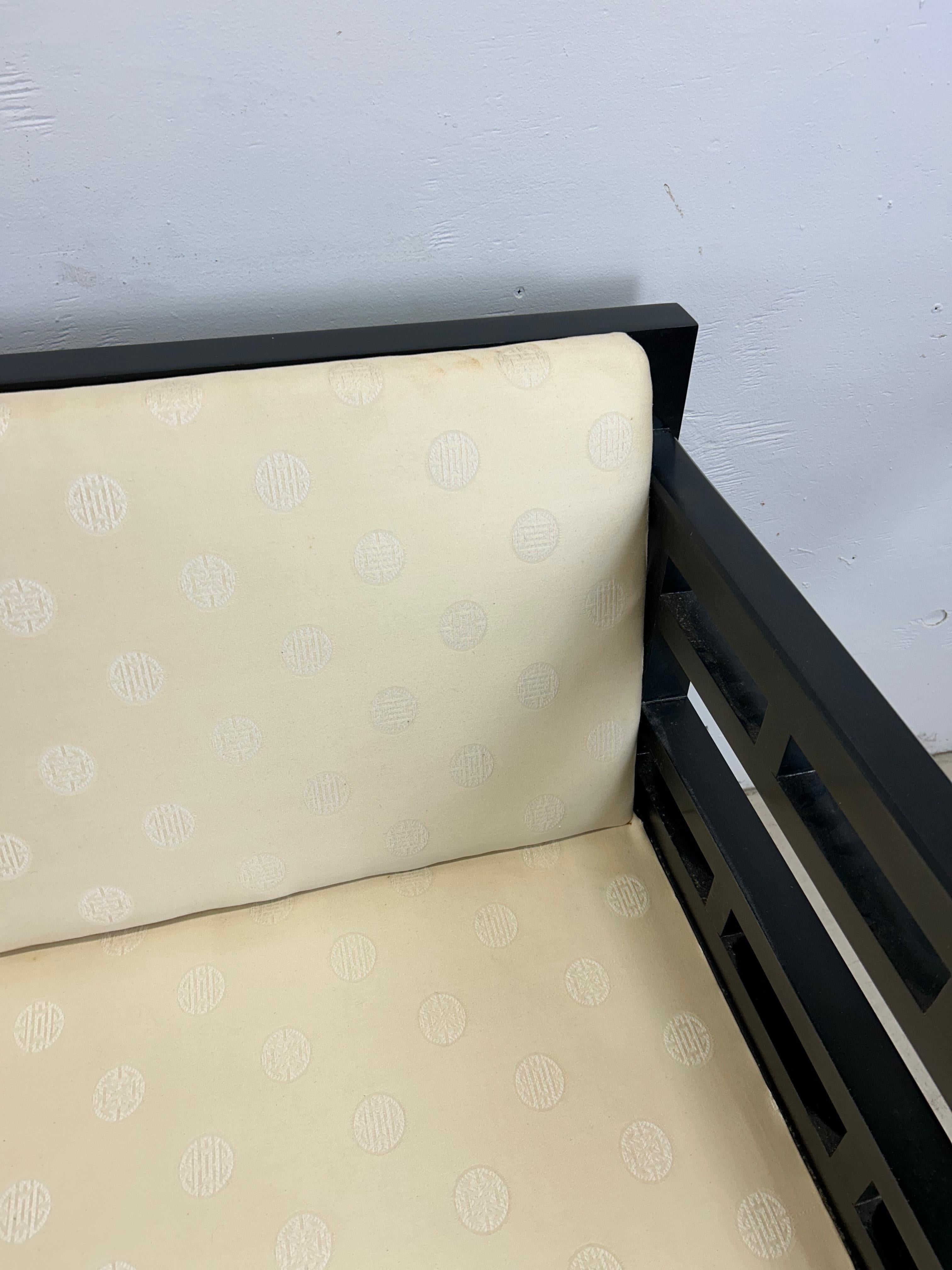 Divano in lacca nera in stile Ming Ming con tappezzeria vintage in vendita 10