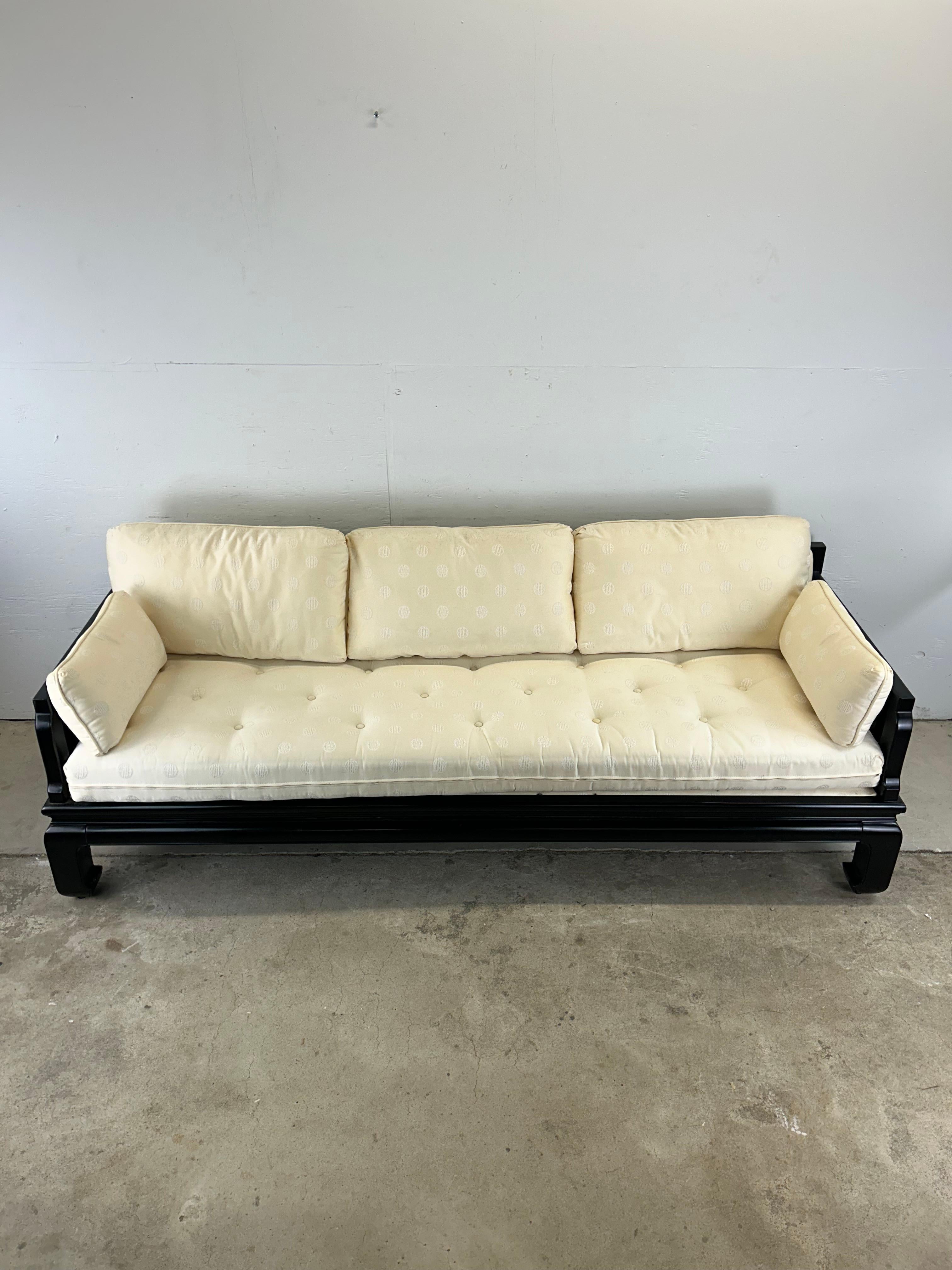 Divano in lacca nera in stile Ming Ming con tappezzeria vintage In condizioni buone in vendita a Freehold, NJ
