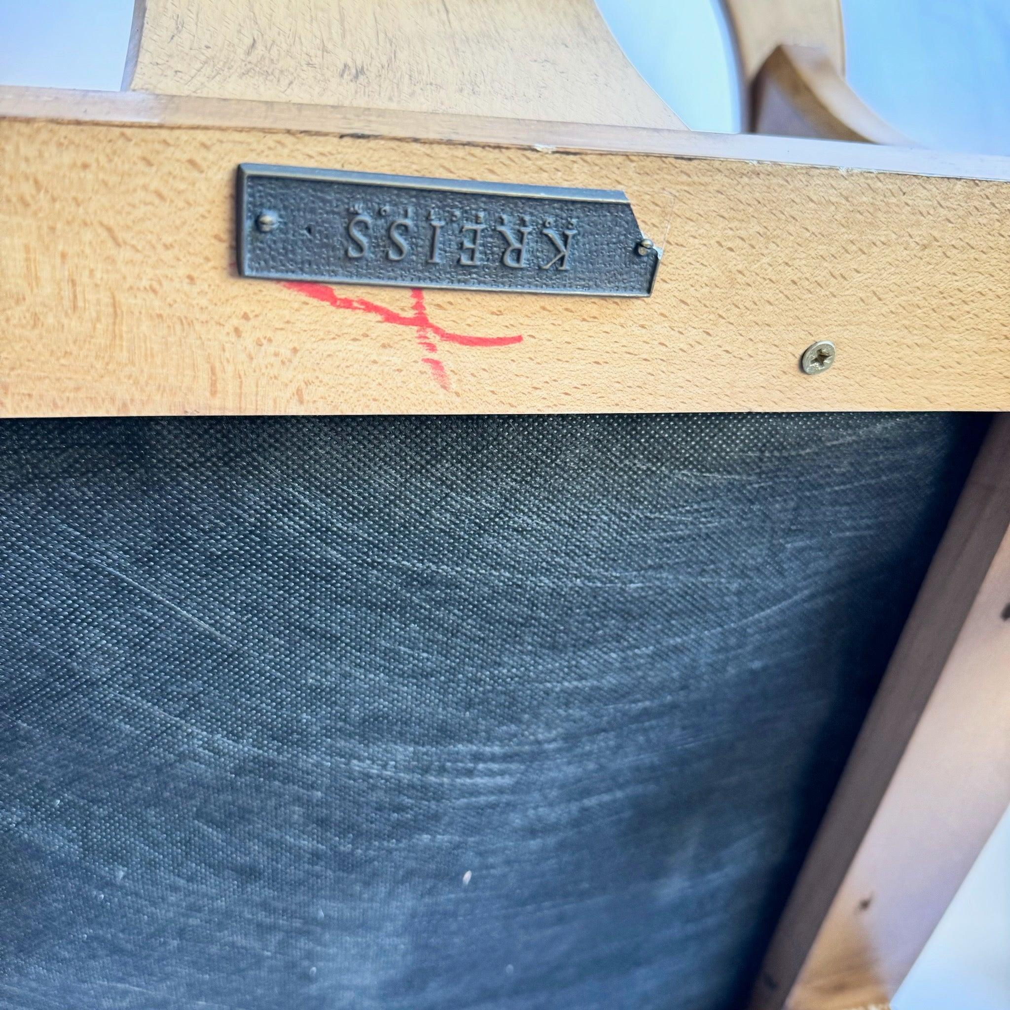 Coppia di sgabelli in stile Ming Ming di Kreiss, caratterizzati da basi in legno graziosamente curvate con dettagli intricati e sedute in pelle.
 
 Usura del legno e segni sulla pelle come mostrato nelle foto.
 
 Vendiamo gli articoli così come sono