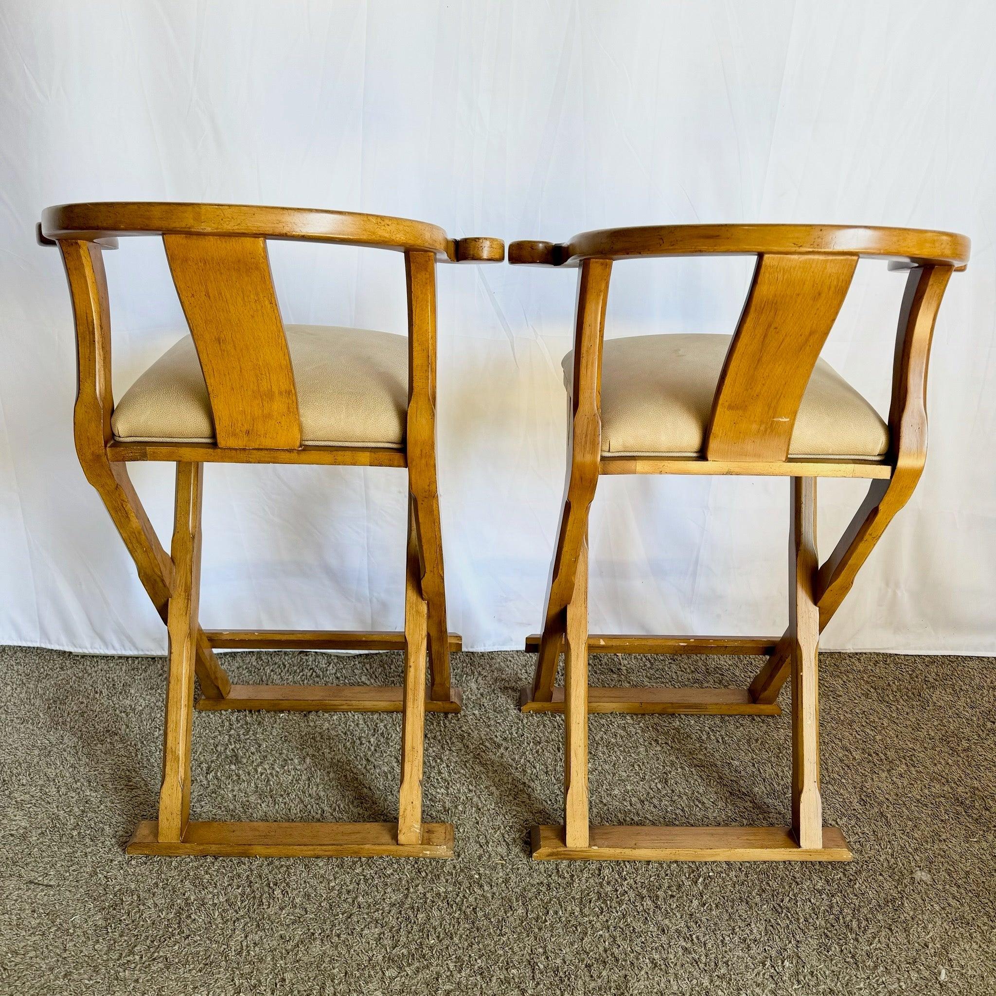 Sgabelli in legno e pelle in stile Ming Ming di Kreiss - una coppia In condizioni buone in vendita a Delray Beach, FL