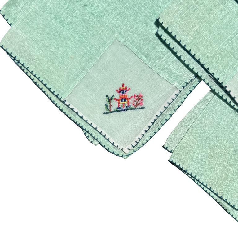 Américain Napkins carrés en tissu brodés à motif de pagode vert menthe de style chinoiseries, 5 en vente