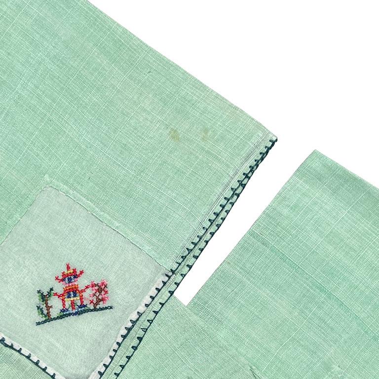 Napkins carrés en tissu brodés à motif de pagode vert menthe de style chinoiseries, 5 Bon état - En vente à Oklahoma City, OK