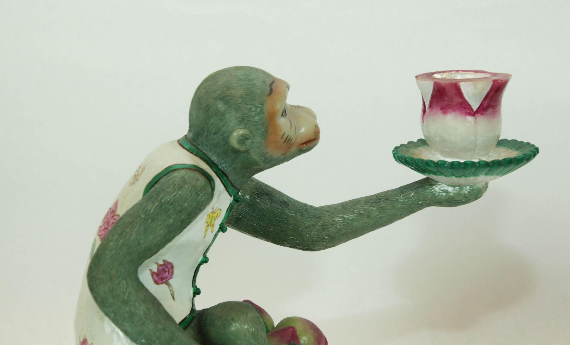 Scimmia Chinoiserie Figurina Portacandele in resina Verde e Rosa a Coppia in vendita 2