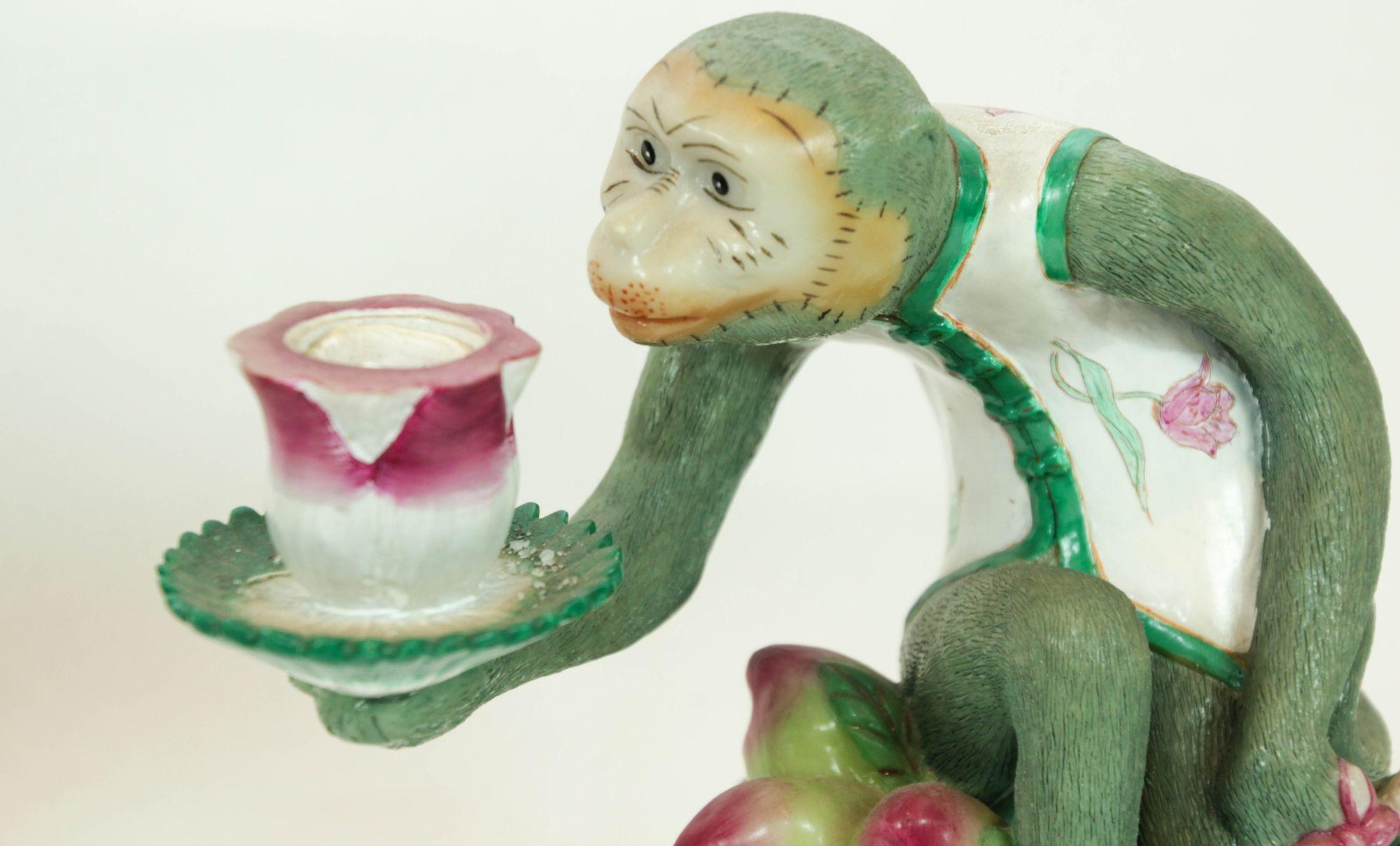 Scimmia Chinoiserie Figurina Portacandele in resina Verde e Rosa a Coppia in vendita 3
