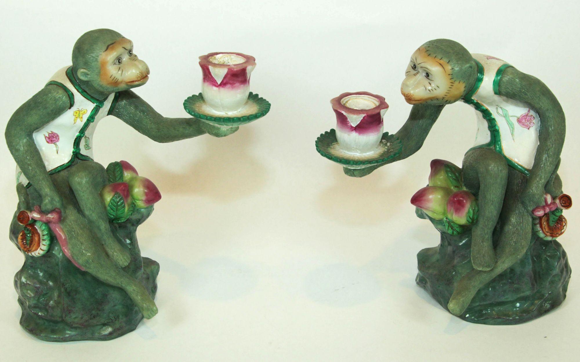 Decorazione vintage con scimmie, set di due portacandele in stile scimmie in ceramica italiana.
Portacandele vintage a forma di scimmia nei colori rosa, verde e crema, entrambe le scimmie tengono in mano un portacandele a forma di fiore di loto.
Le