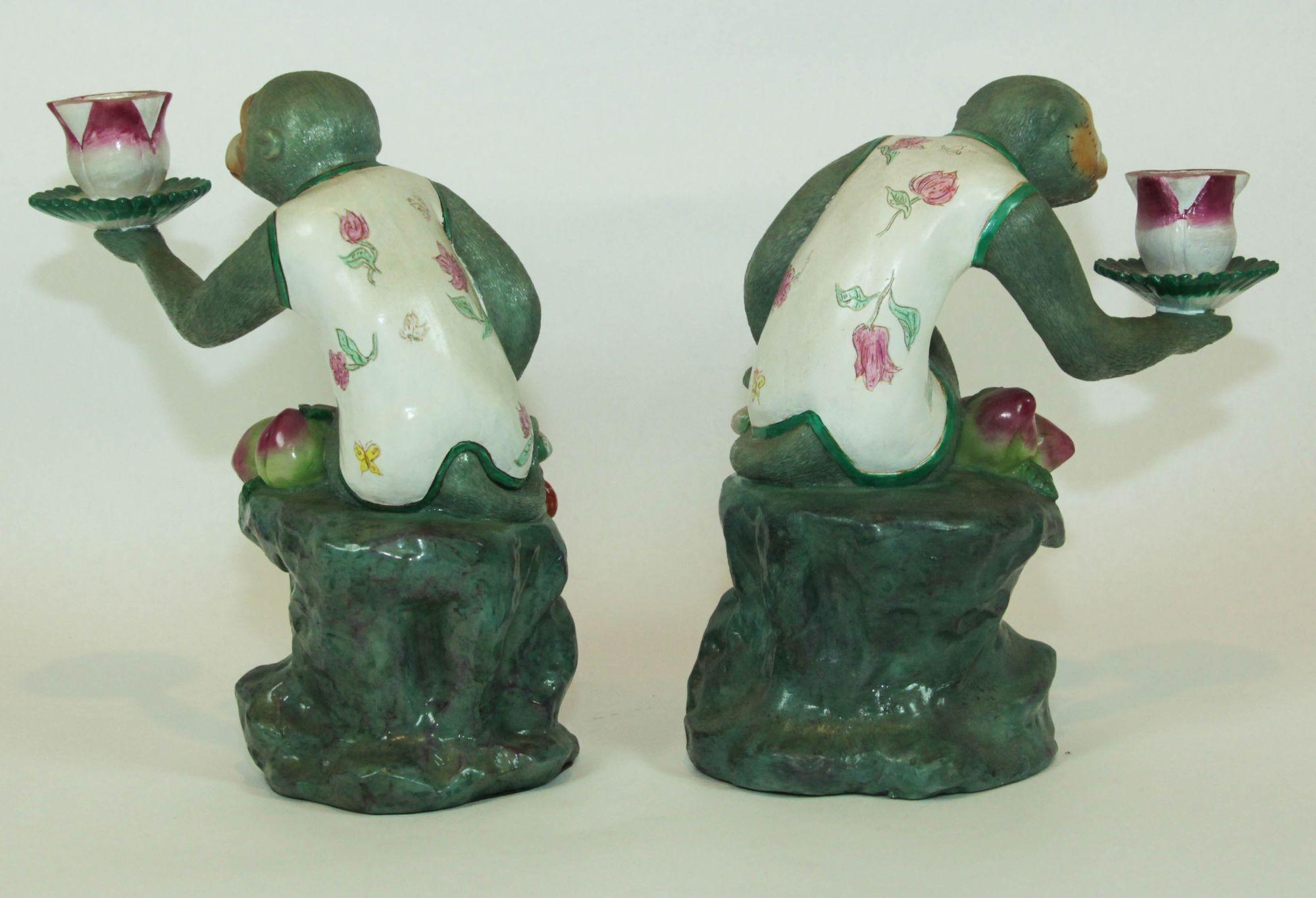 Calco Scimmia Chinoiserie Figurina Portacandele in resina Verde e Rosa a Coppia in vendita