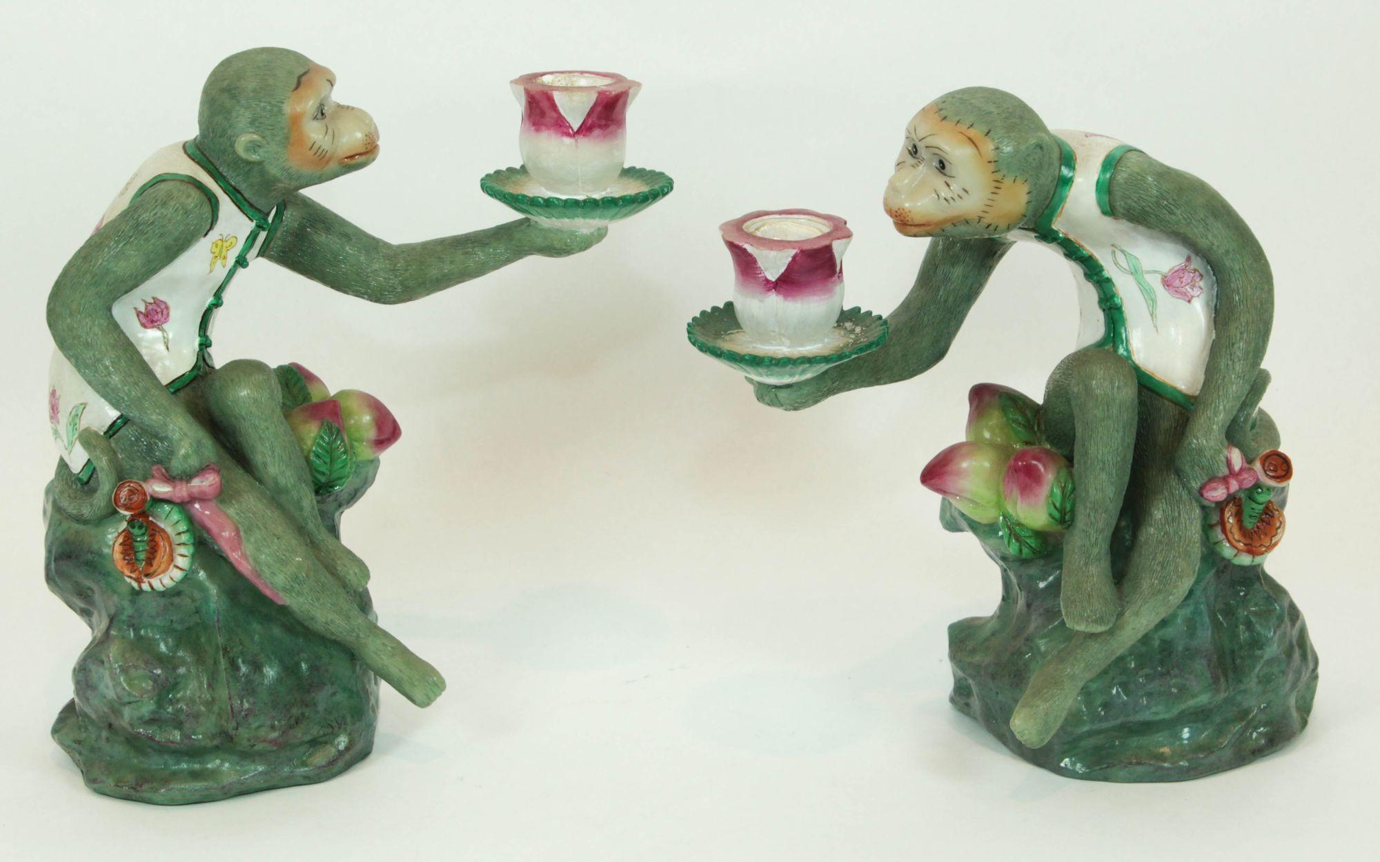 XX secolo Scimmia Chinoiserie Figurina Portacandele in resina Verde e Rosa a Coppia in vendita