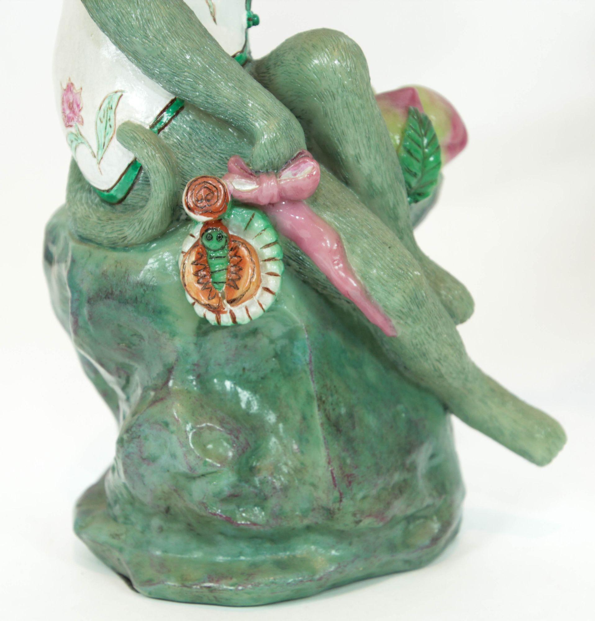 Scimmia Chinoiserie Figurina Portacandele in resina Verde e Rosa a Coppia in vendita 1