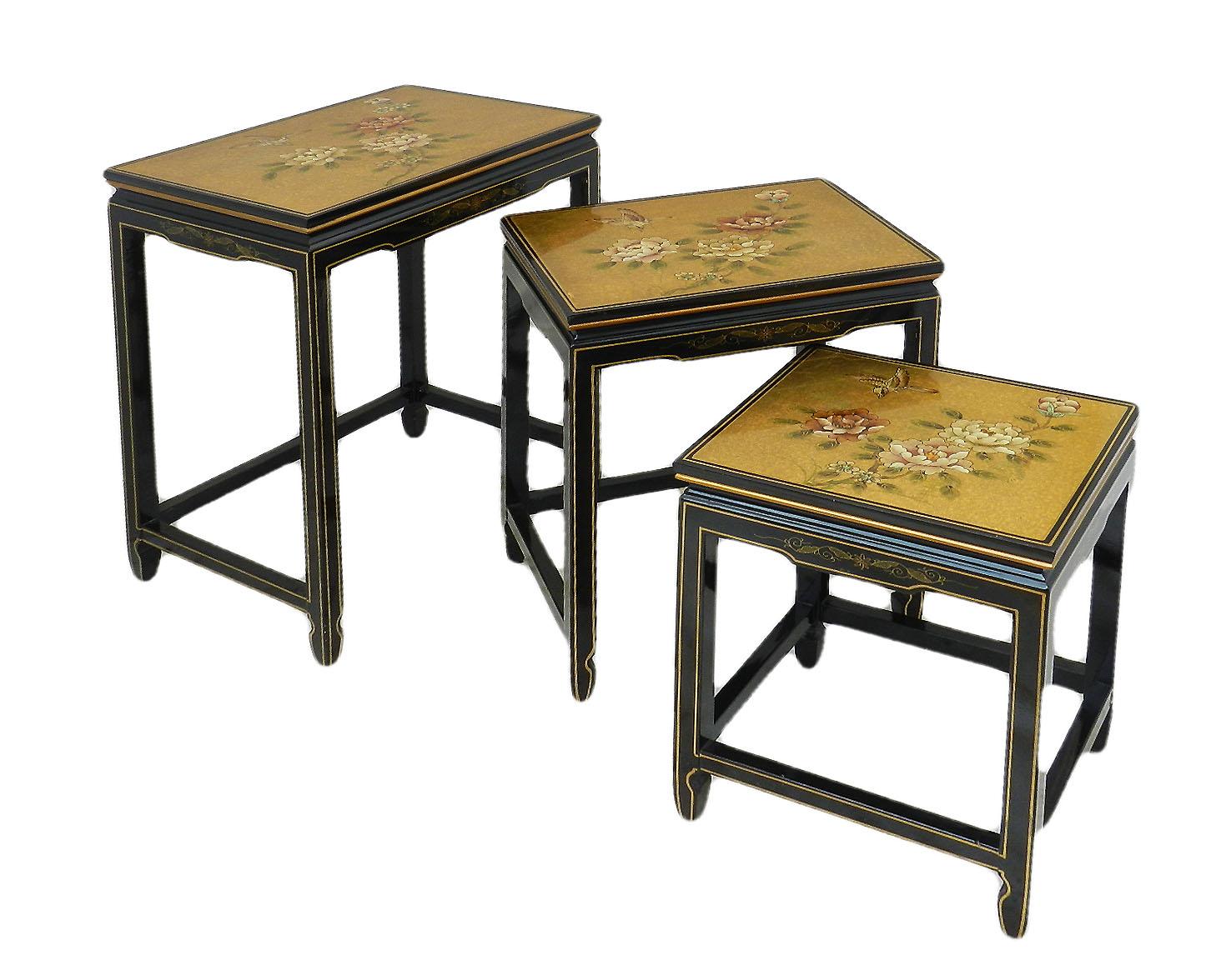 Nest of 3 tables Chinese export chinoiserie 20th century
Tops decorated with birds and flowers 
Black lacquer with gold details
Good vintage condition with minor marks of use
Tables measure
1) 45.5cms 17.9ins wide 33cms 13ins deep 61.5cms