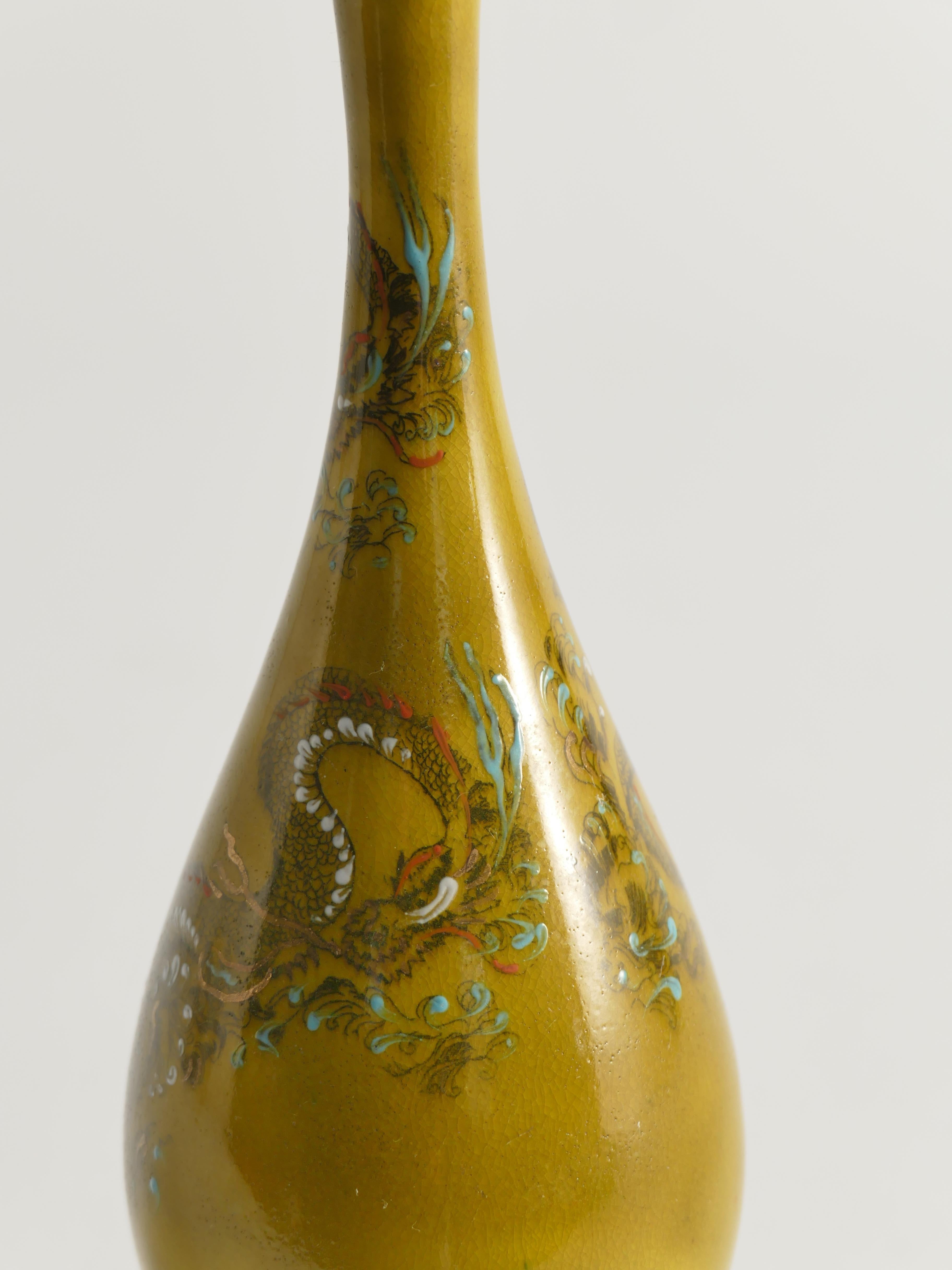 Faïence Vase chinoiserie jaune ocre par Lambeth Doulton Faience, Angleterre, années 1880 en vente