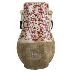 Urne en poterie partiellement émaillée de style chinoiseries ou peut-être persane avec poignées en métal