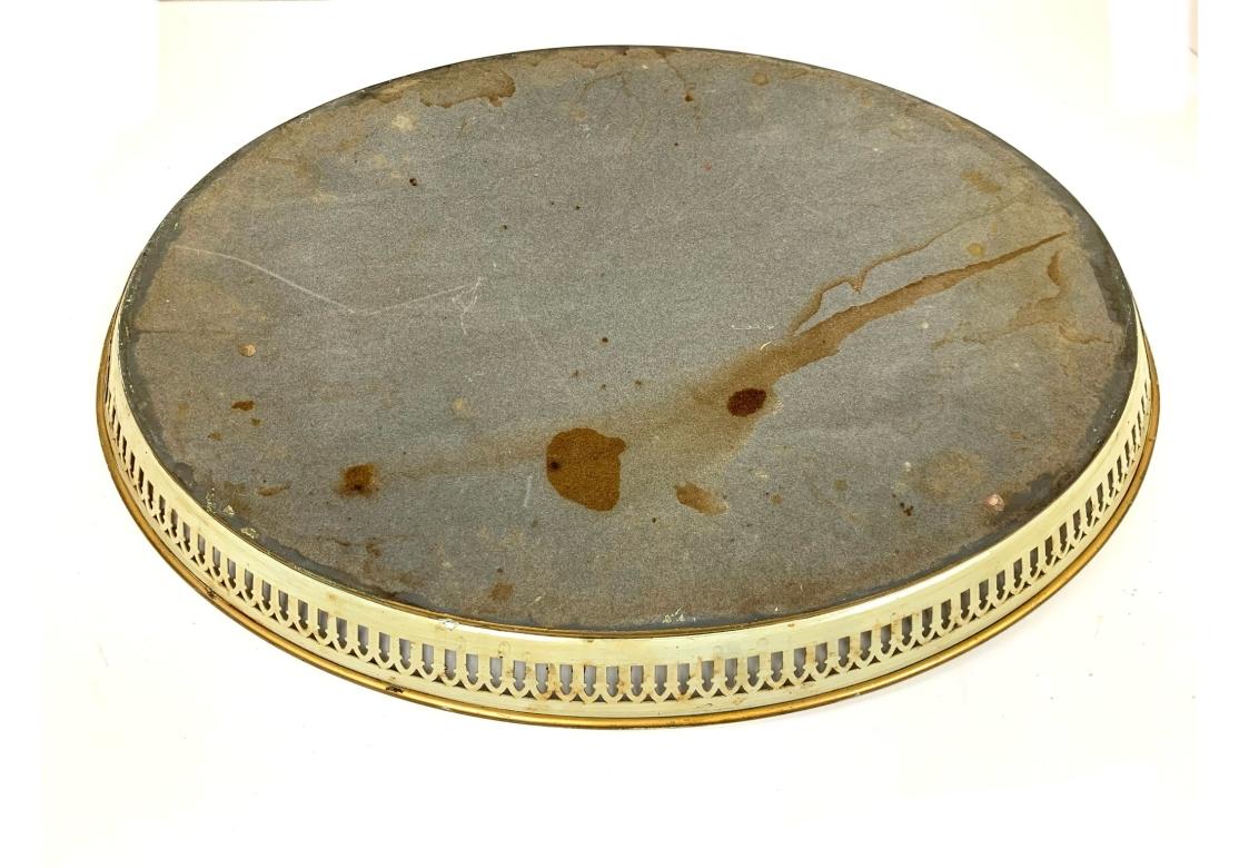 20ième siècle Plateau ovale Chinoiserie avec scène de rivière exotique en vente