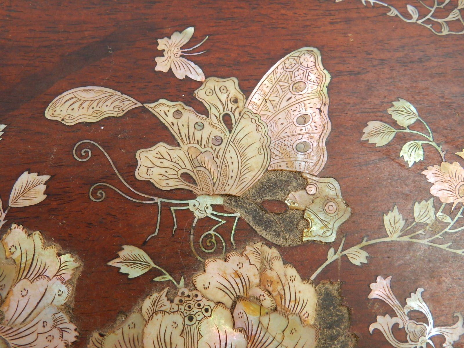 Chinoiserie Oval Tray Wood Inlaid Butterflies Flowers late 19th Century In Good Condition In Labrit, Landes