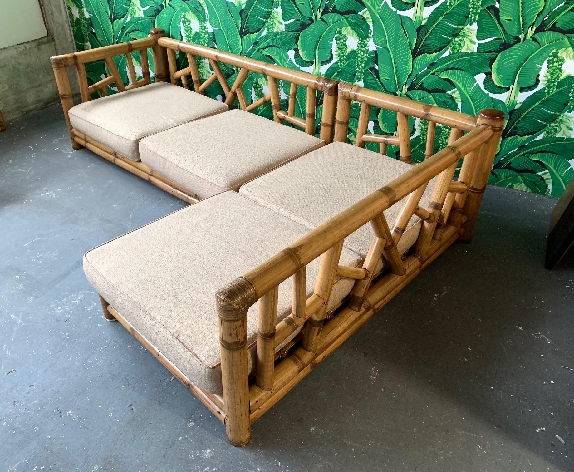 Chinoiserie Übergroßes Bambus Sektional Sofa (Hollywood Regency)